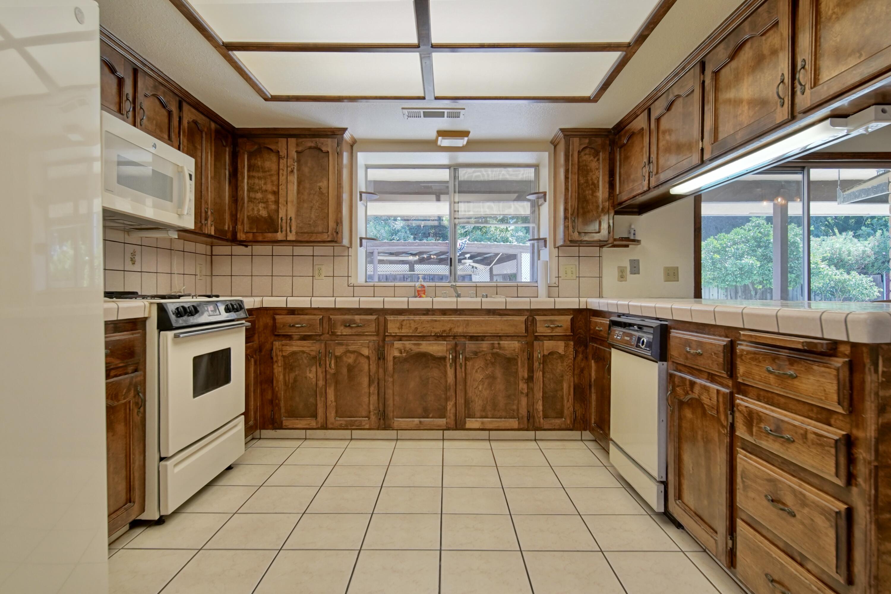 1380 Lindale Pl, Porterville, CA 93257