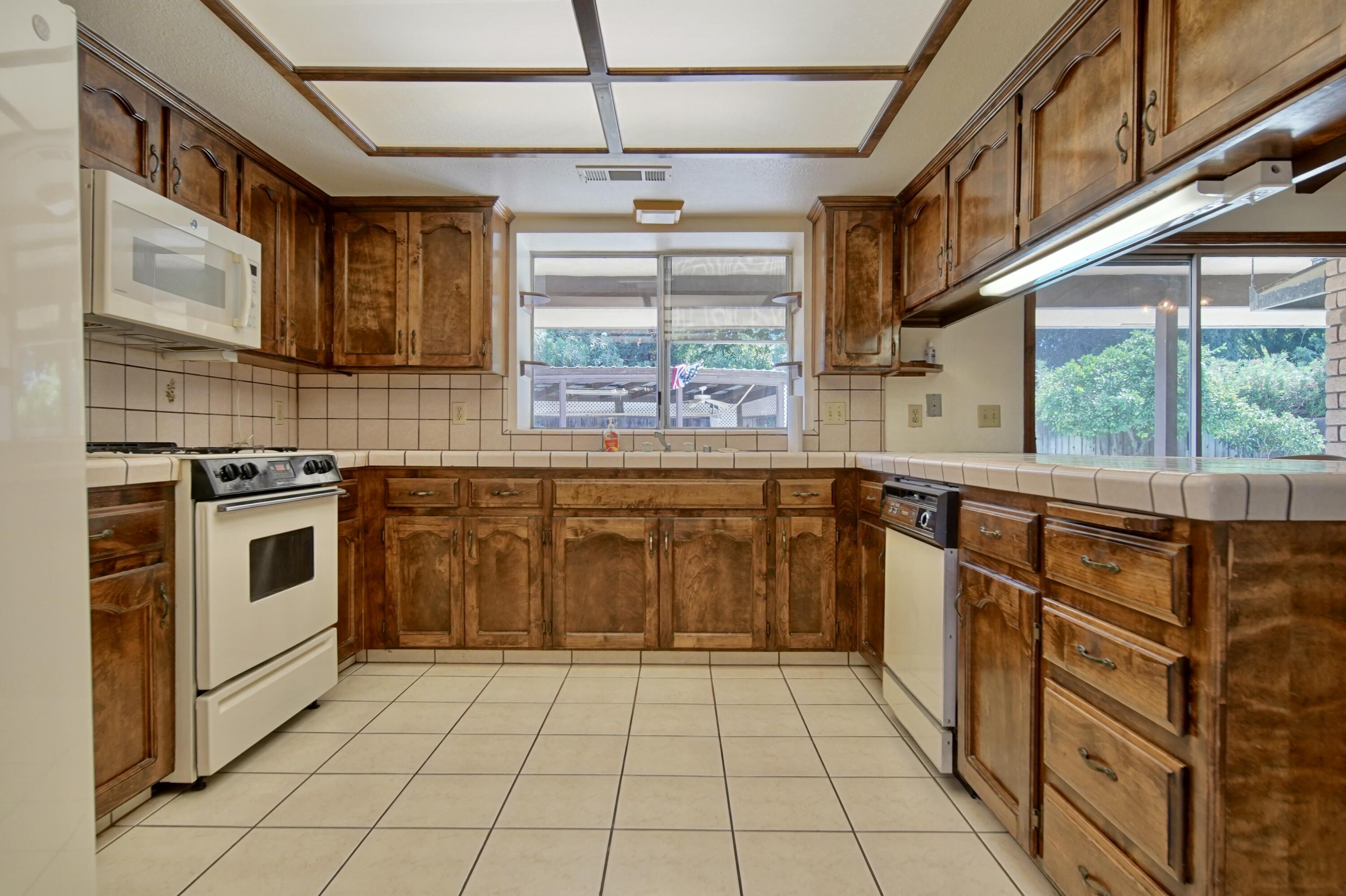 1380 Lindale Pl, Porterville, CA 93257