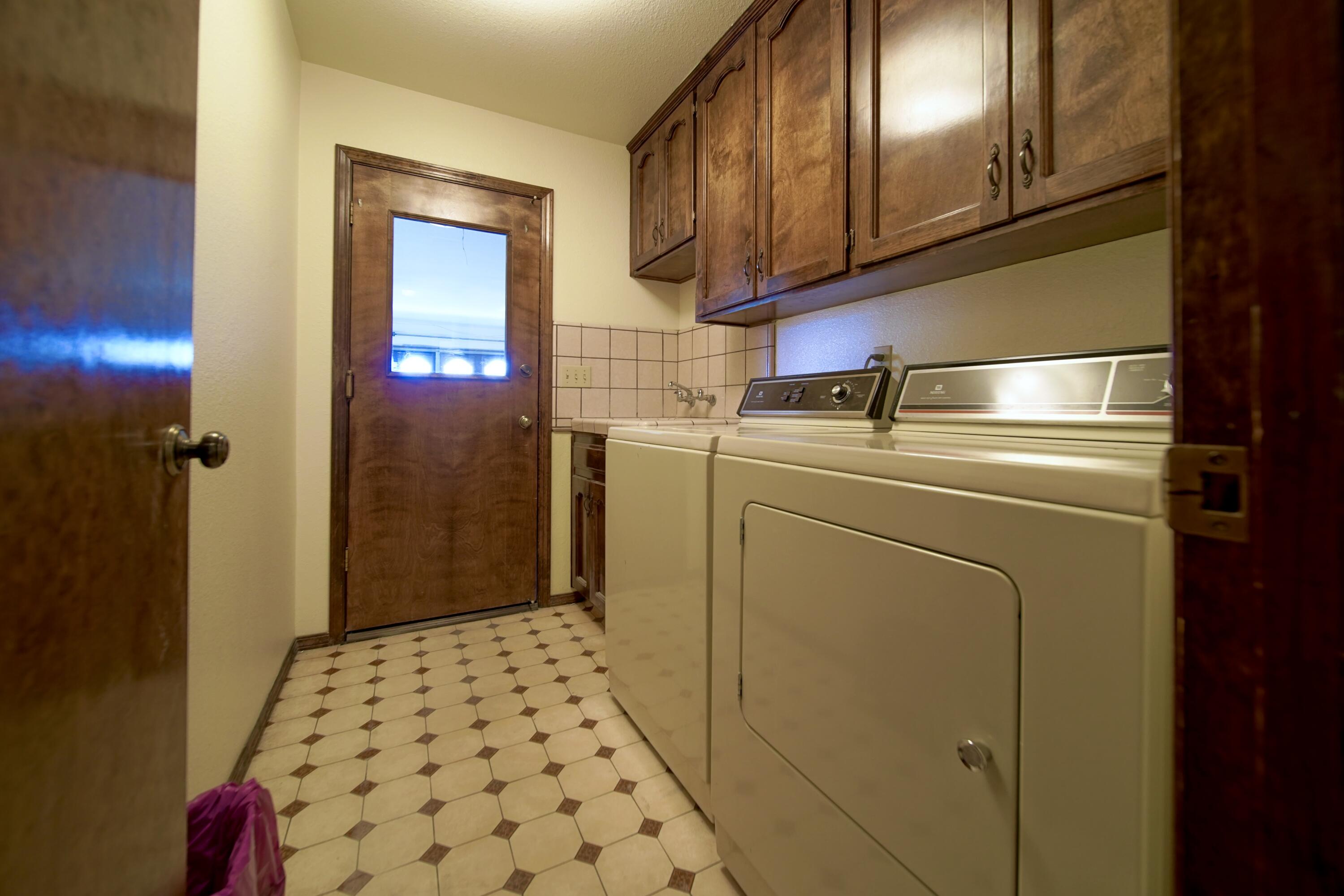 1380 Lindale Pl, Porterville, CA 93257