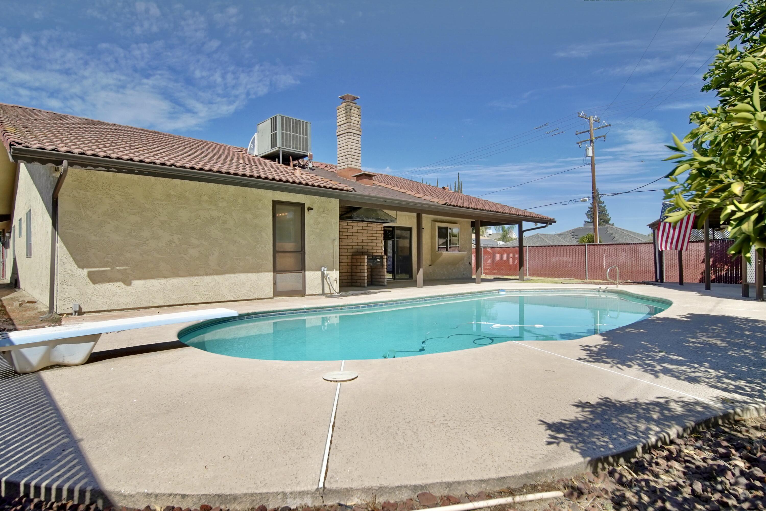 1380 Lindale Pl, Porterville, CA 93257