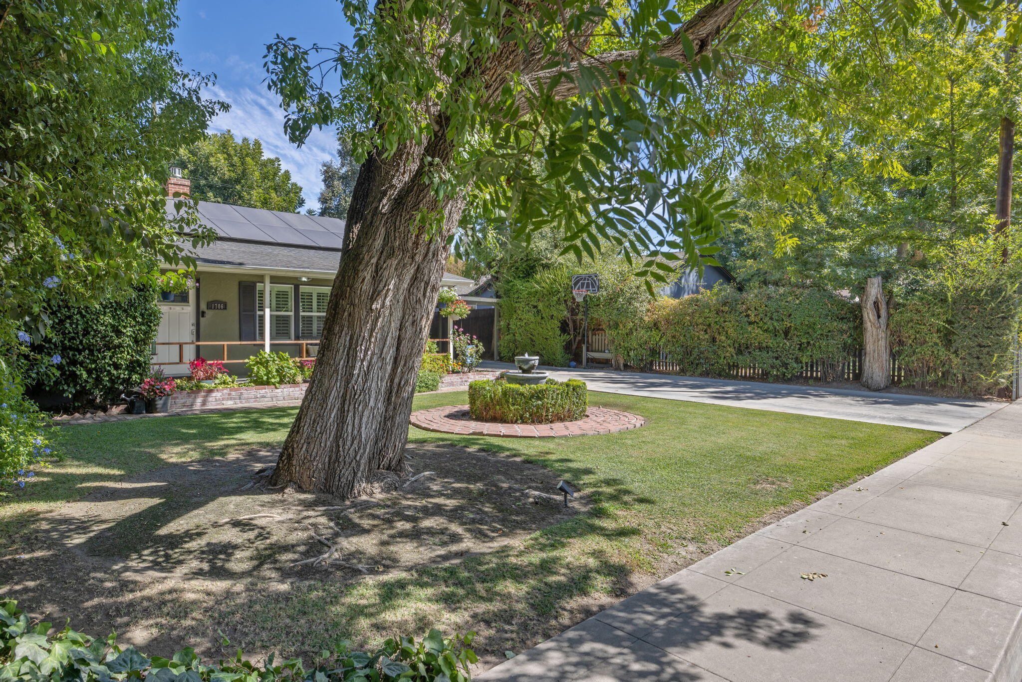 1706 W Myrtle Ave, Visalia, CA 93277