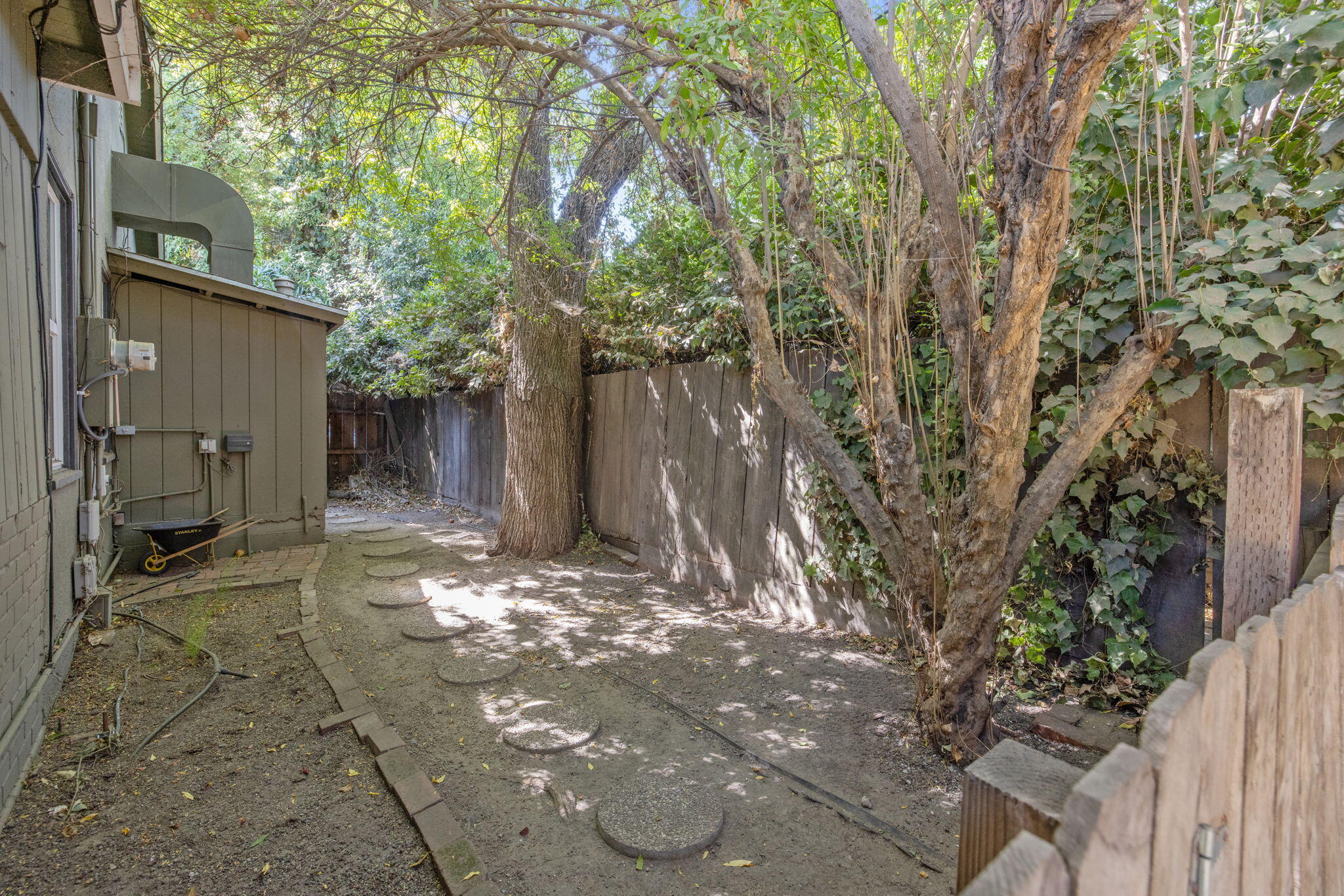 1706 W Myrtle Ave, Visalia, CA 93277
