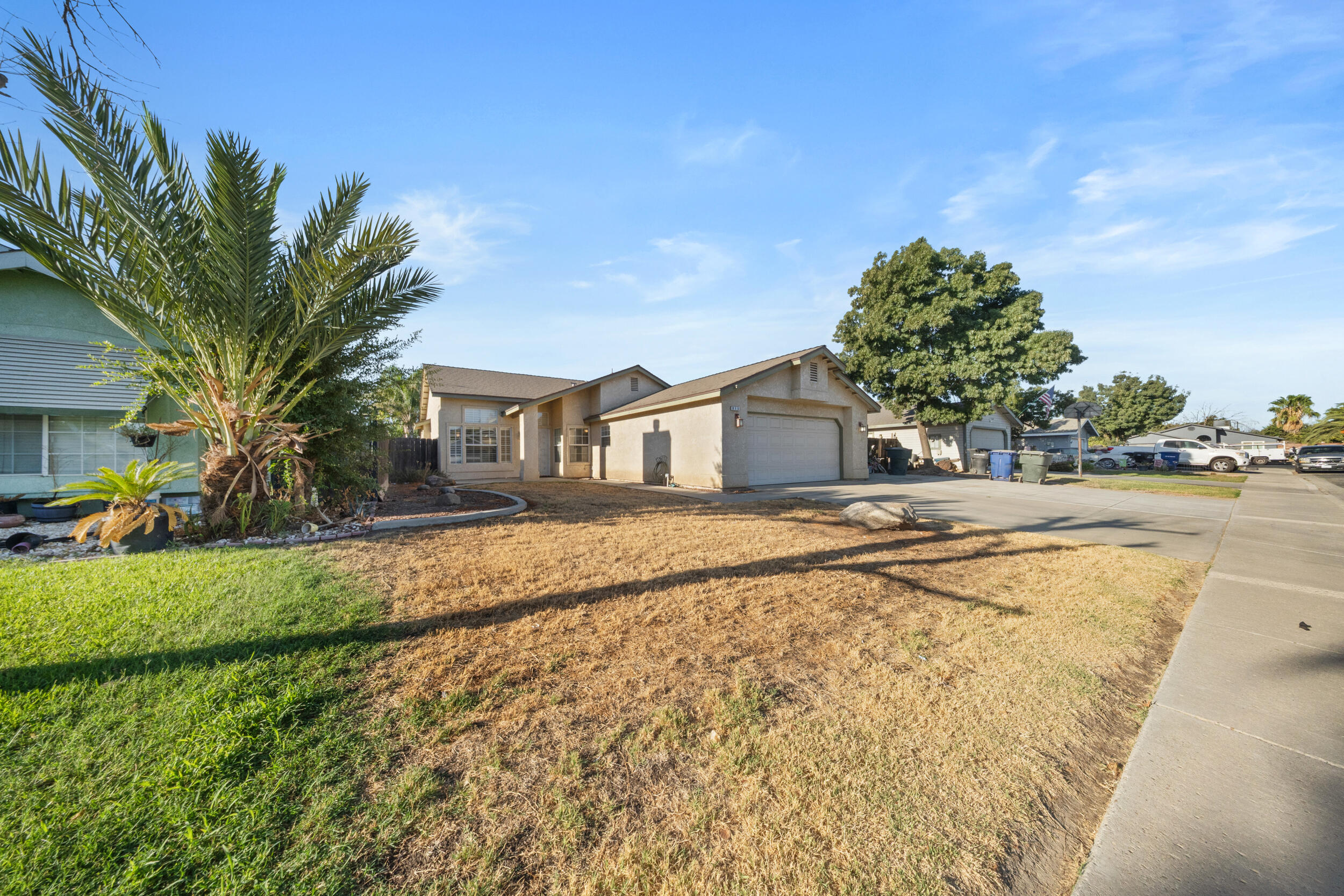 915 Euclid Dr, Hanford, CA 93230
