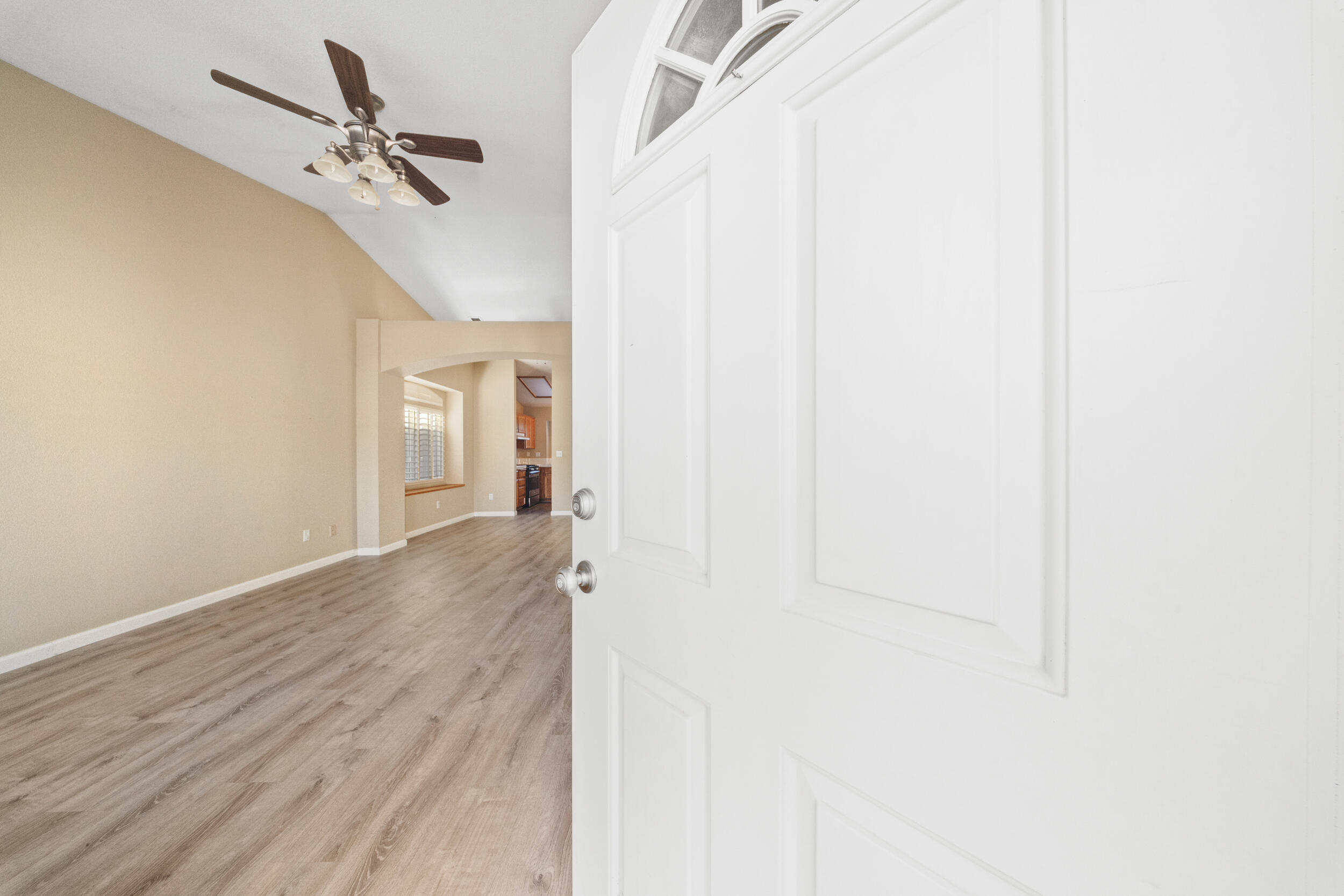 915 Euclid Dr, Hanford, CA 93230