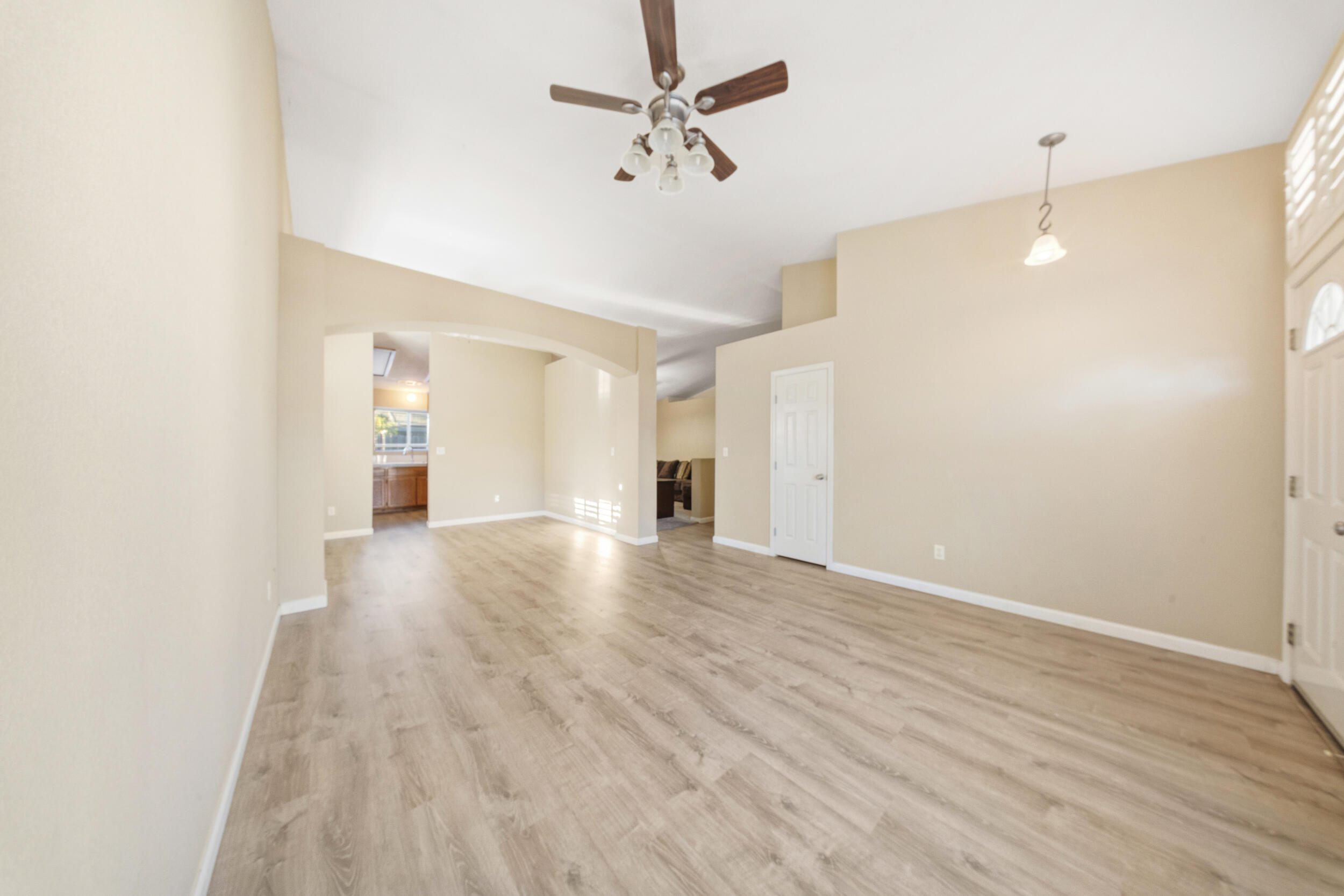 915 Euclid Dr, Hanford, CA 93230
