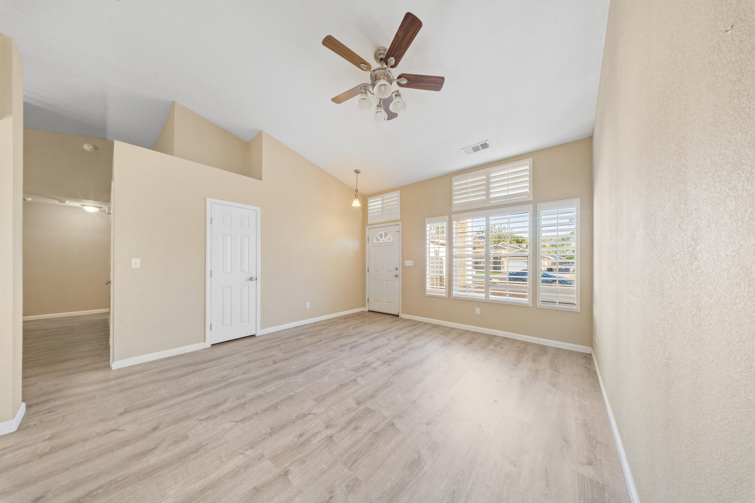 915 Euclid Dr, Hanford, CA 93230