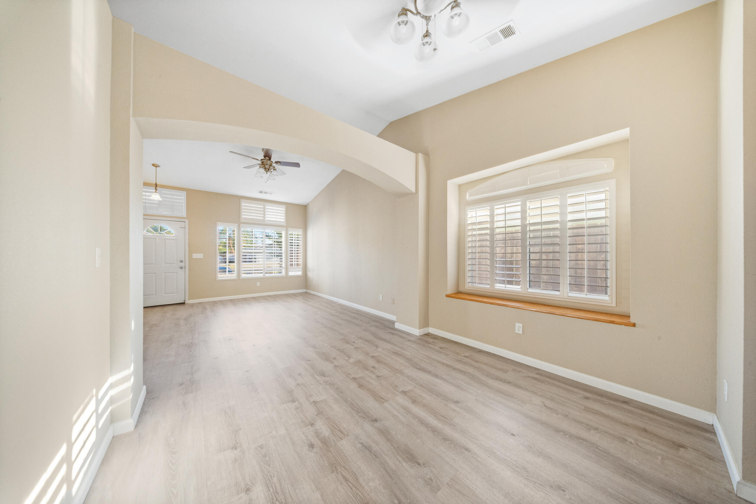 915 Euclid Dr, Hanford, CA 93230