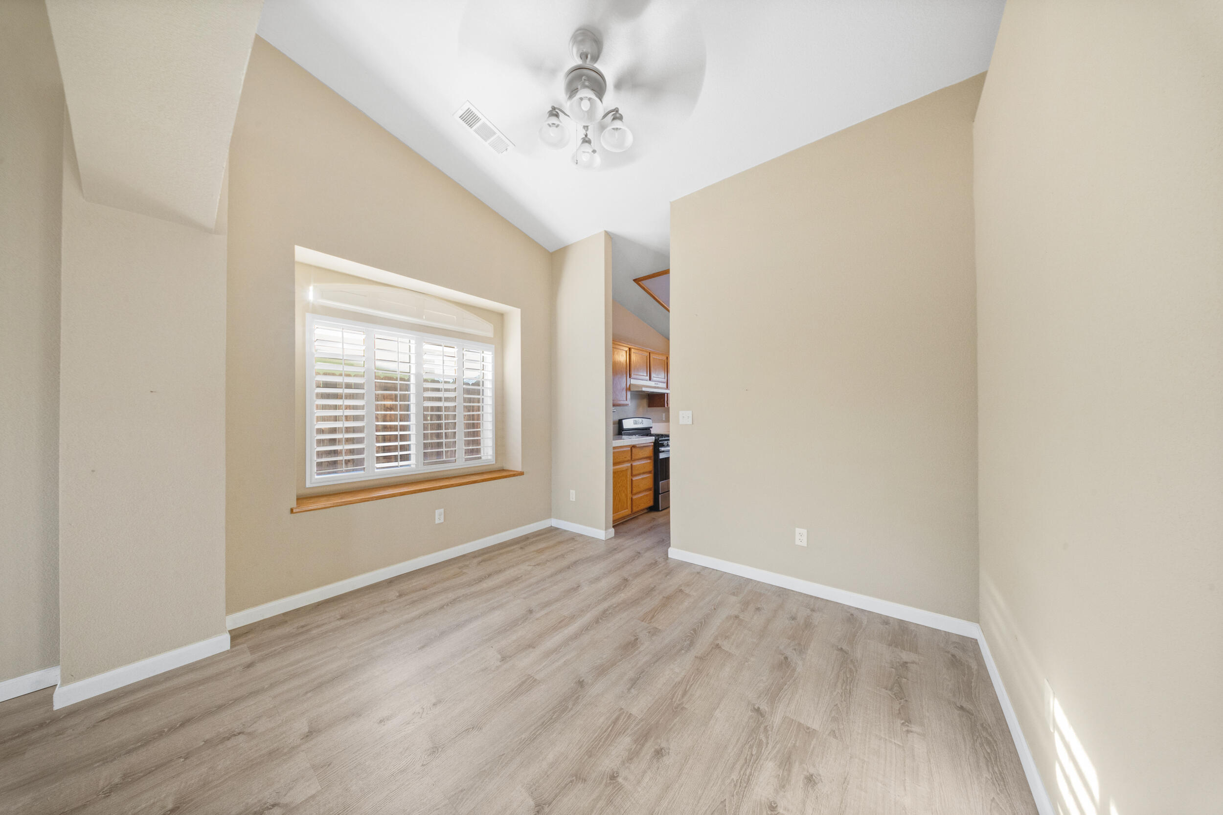 915 Euclid Dr, Hanford, CA 93230
