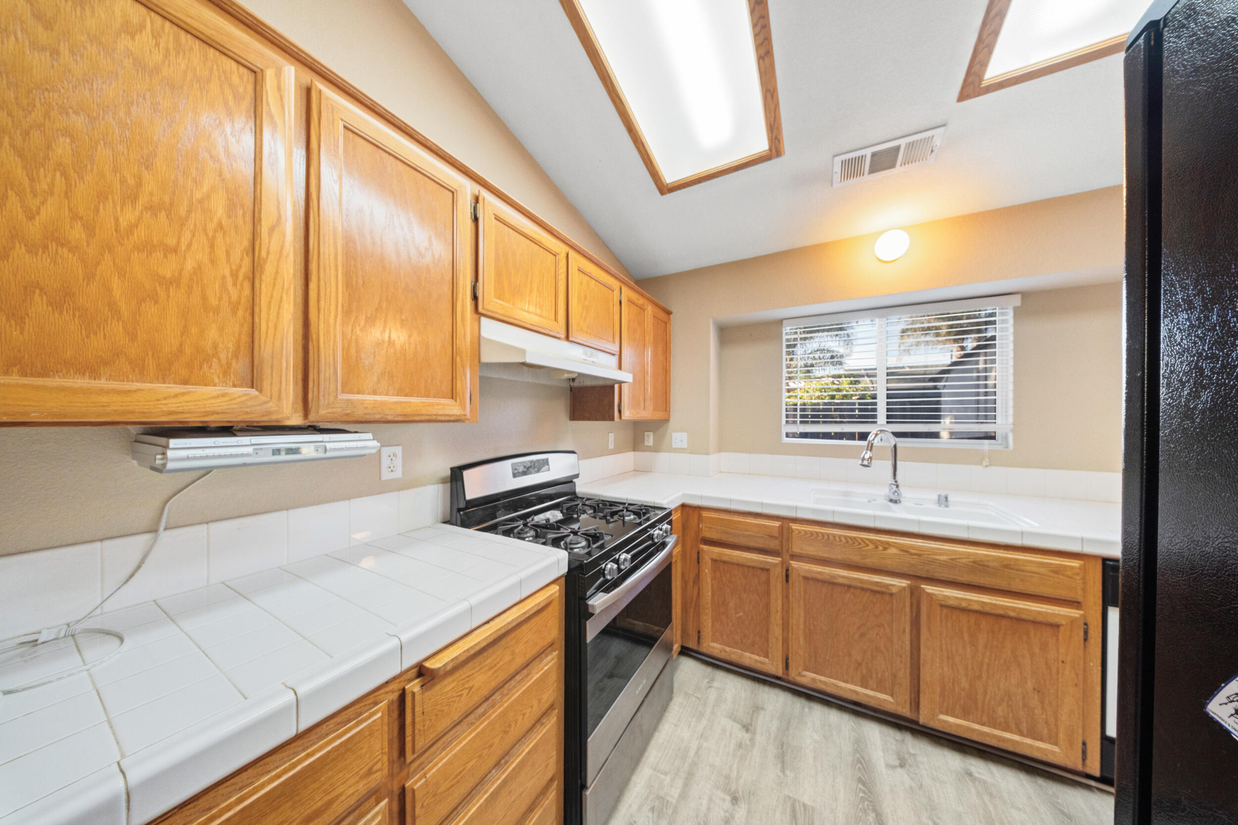 915 Euclid Dr, Hanford, CA 93230