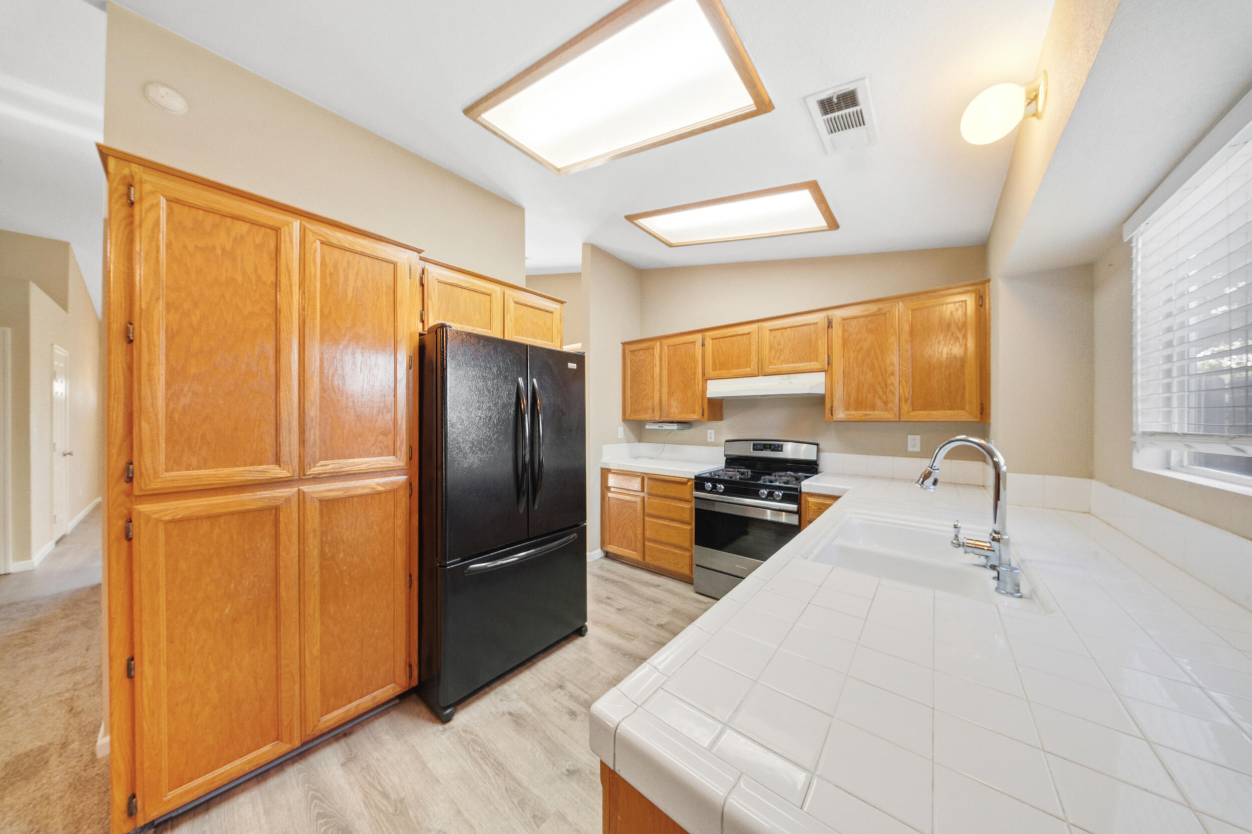 915 Euclid Dr, Hanford, CA 93230