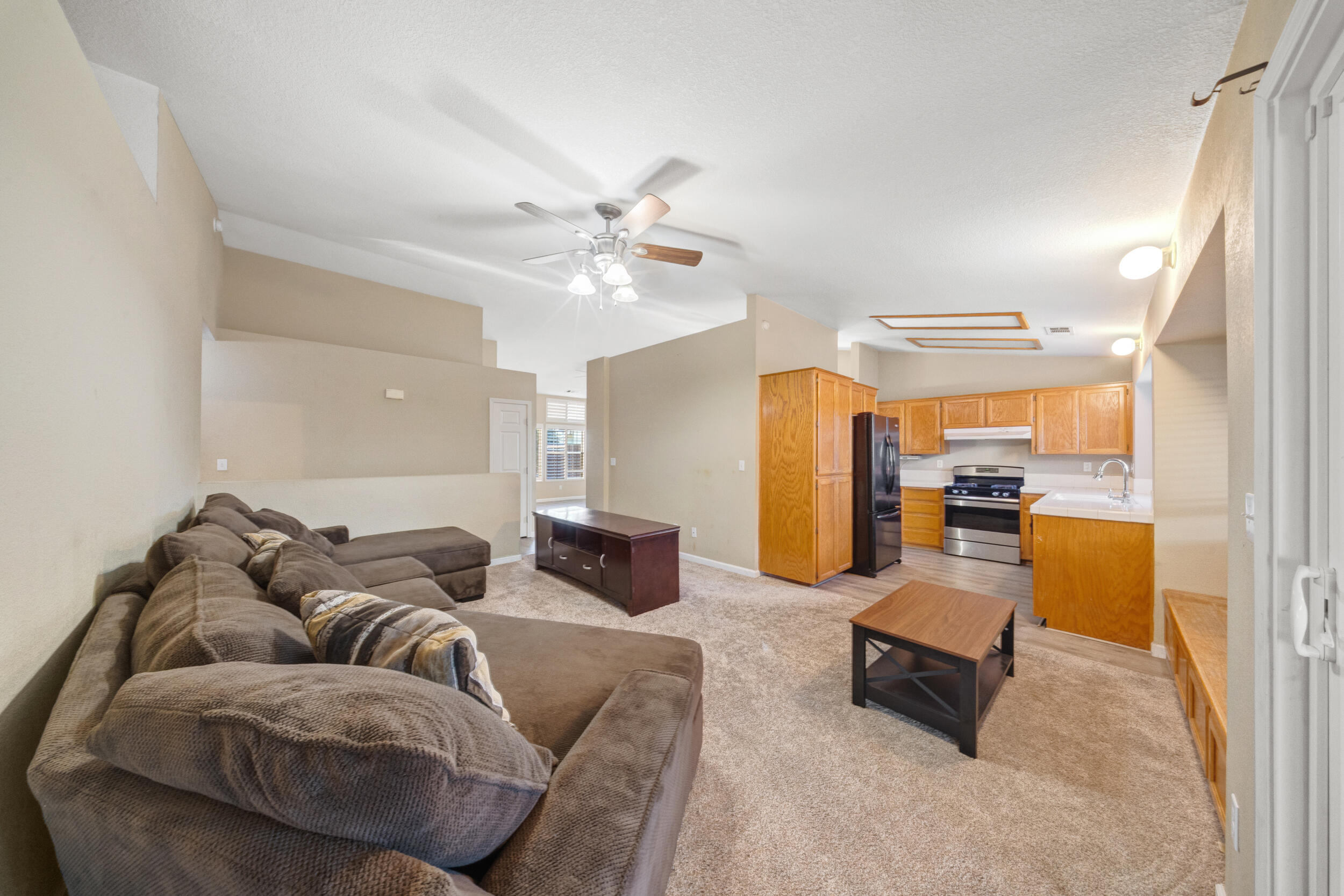 915 Euclid Dr, Hanford, CA 93230