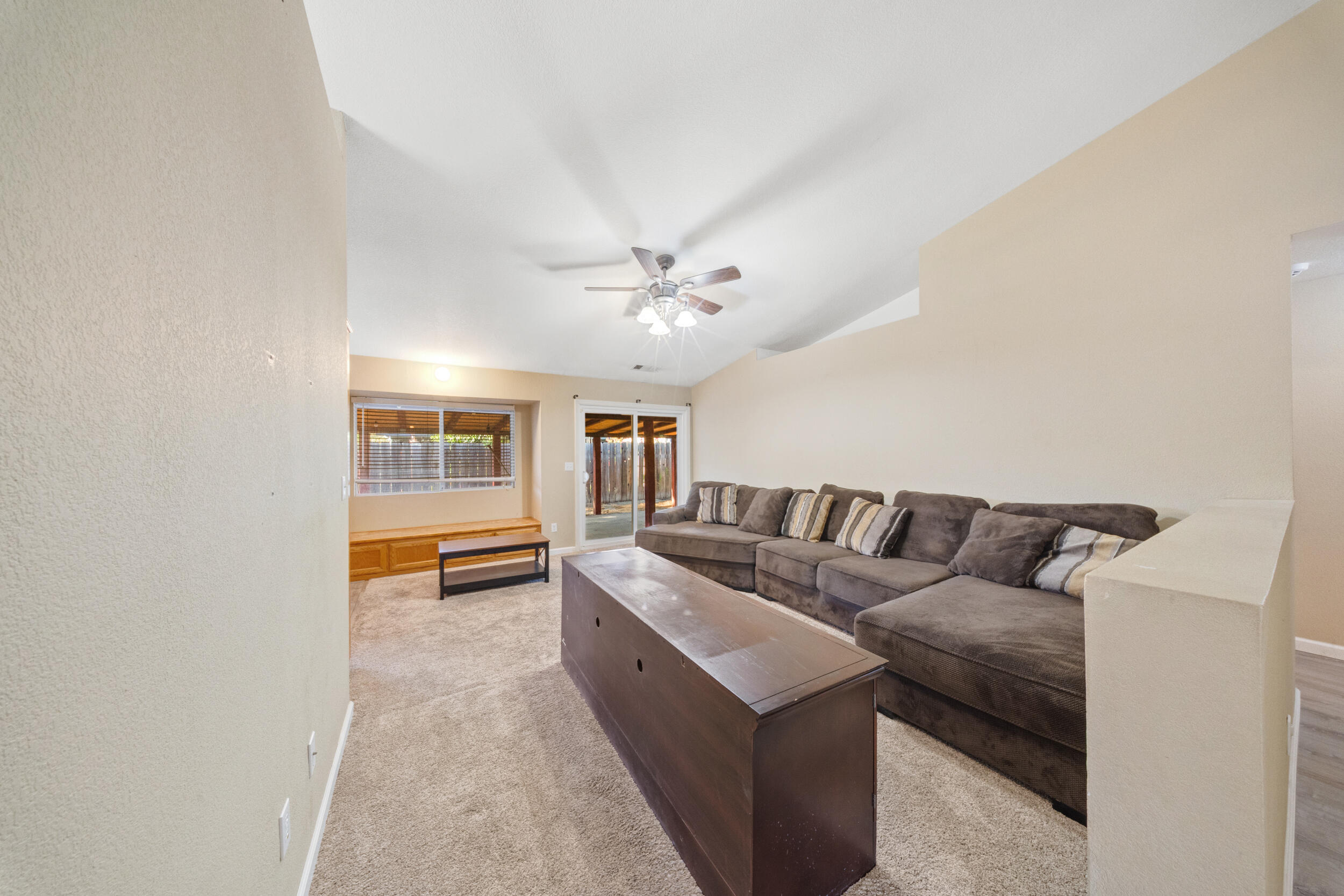 915 Euclid Dr, Hanford, CA 93230