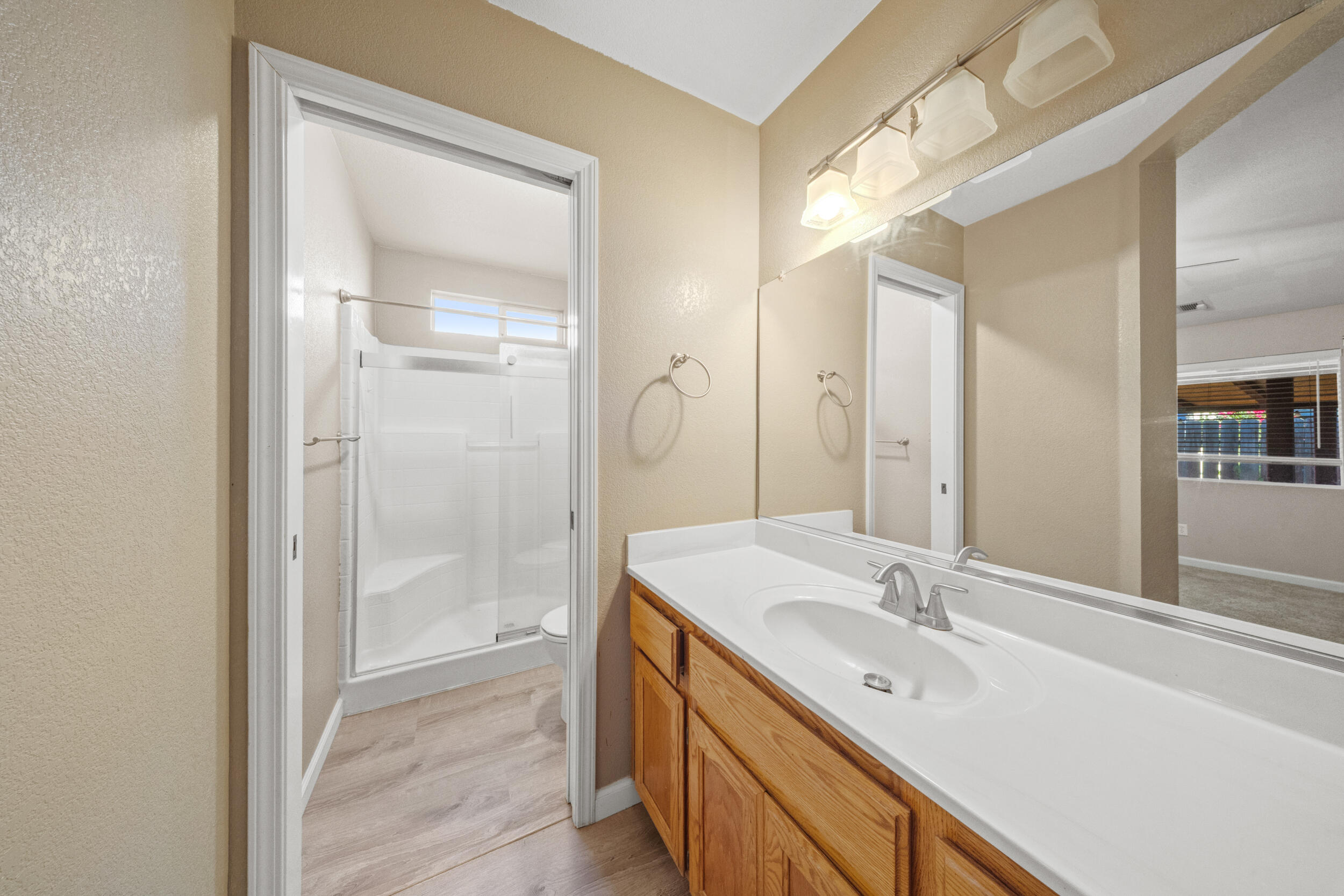 915 Euclid Dr, Hanford, CA 93230