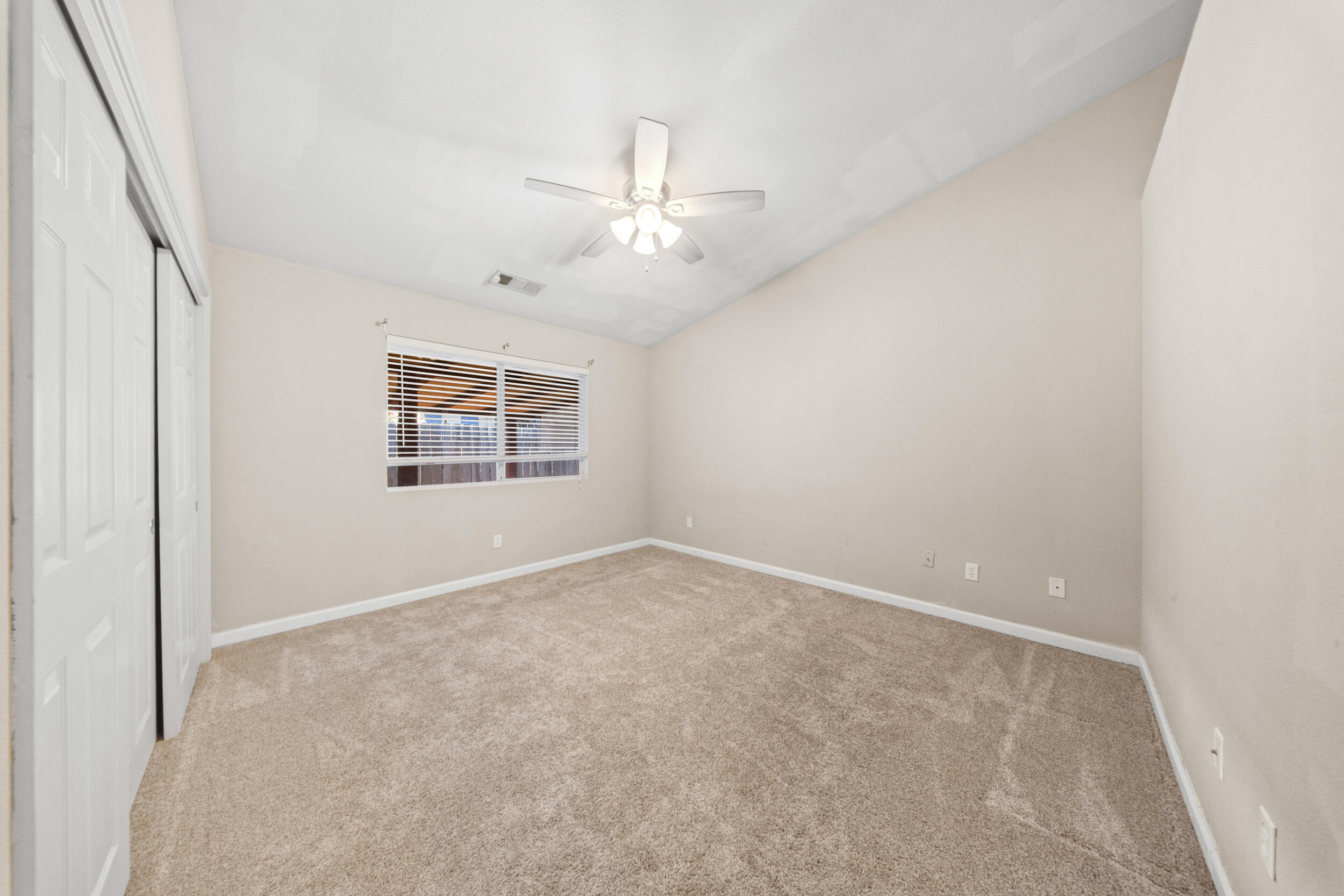 915 Euclid Dr, Hanford, CA 93230