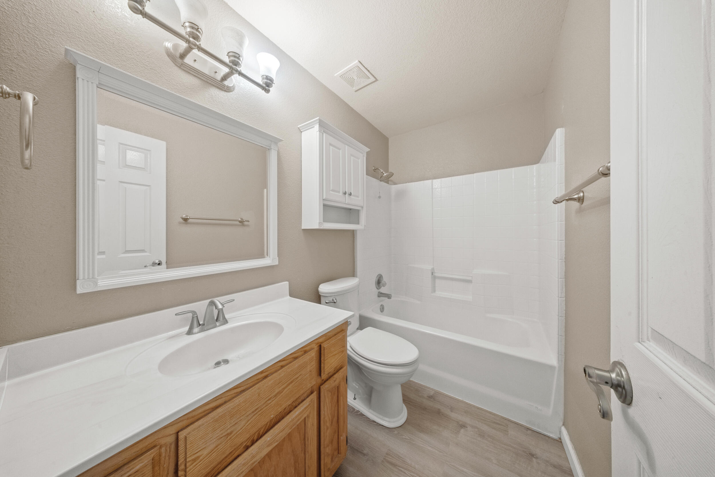 915 Euclid Dr, Hanford, CA 93230