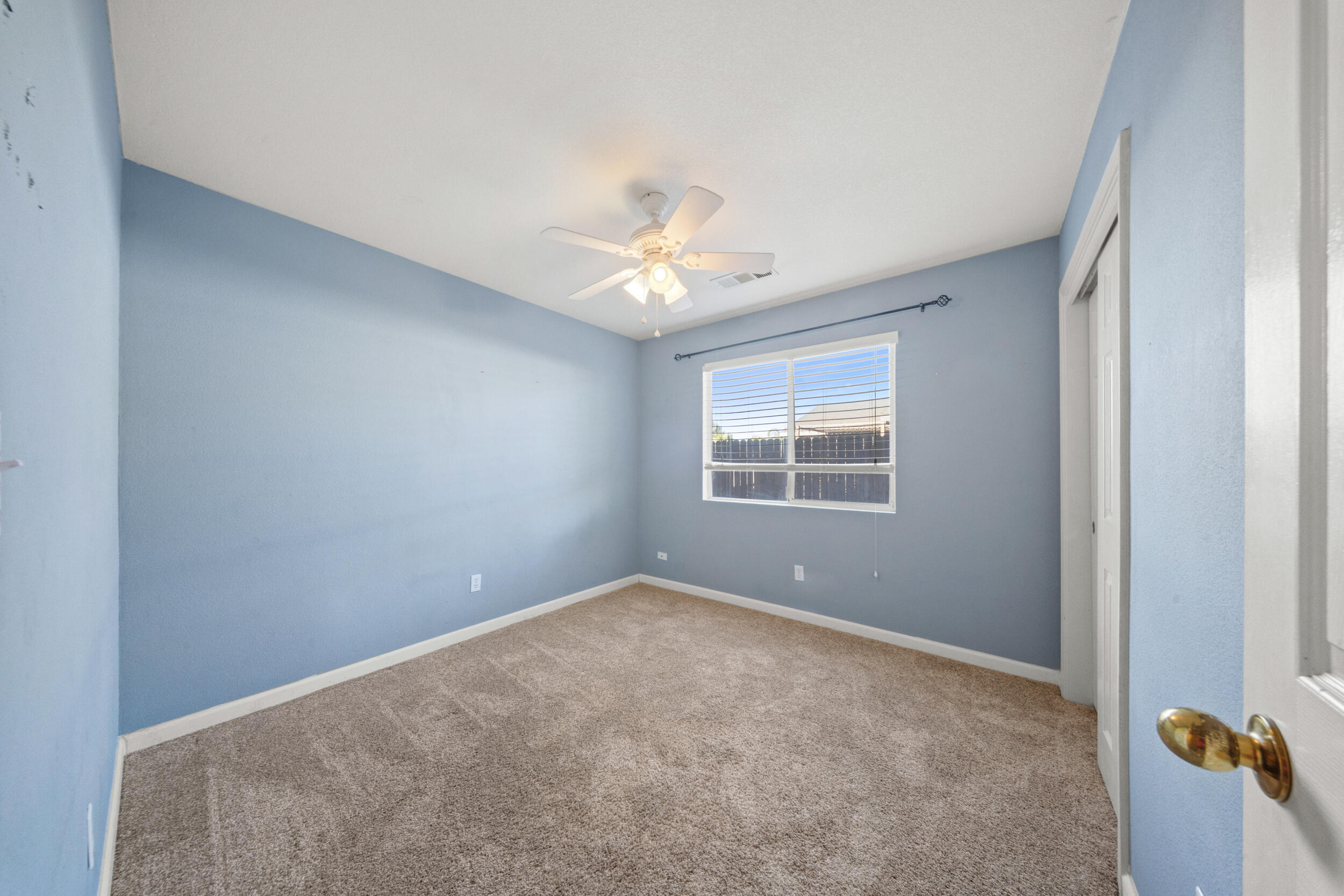 915 Euclid Dr, Hanford, CA 93230