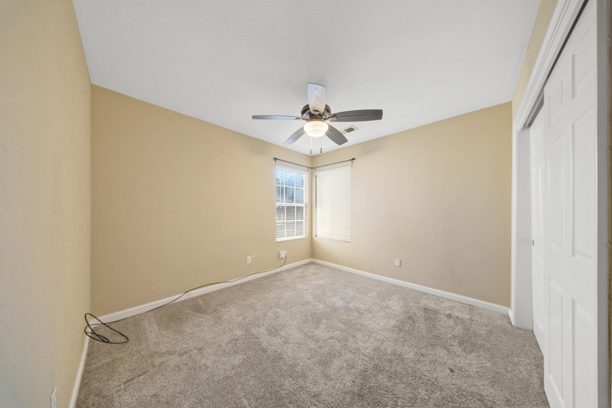 915 Euclid Dr, Hanford, CA 93230