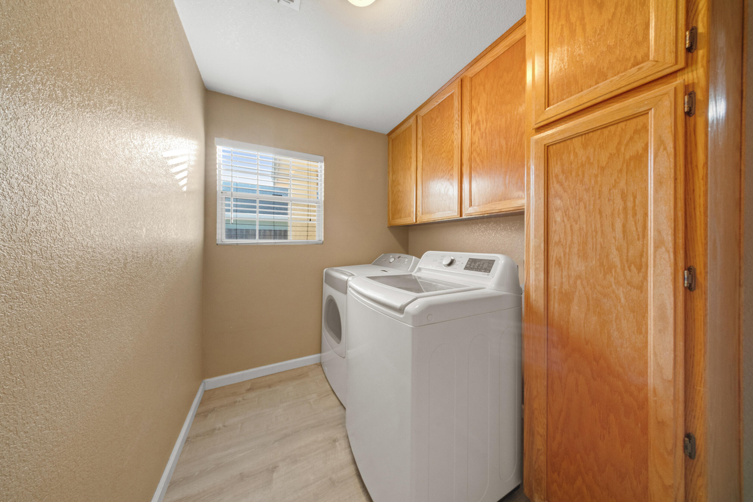 915 Euclid Dr, Hanford, CA 93230