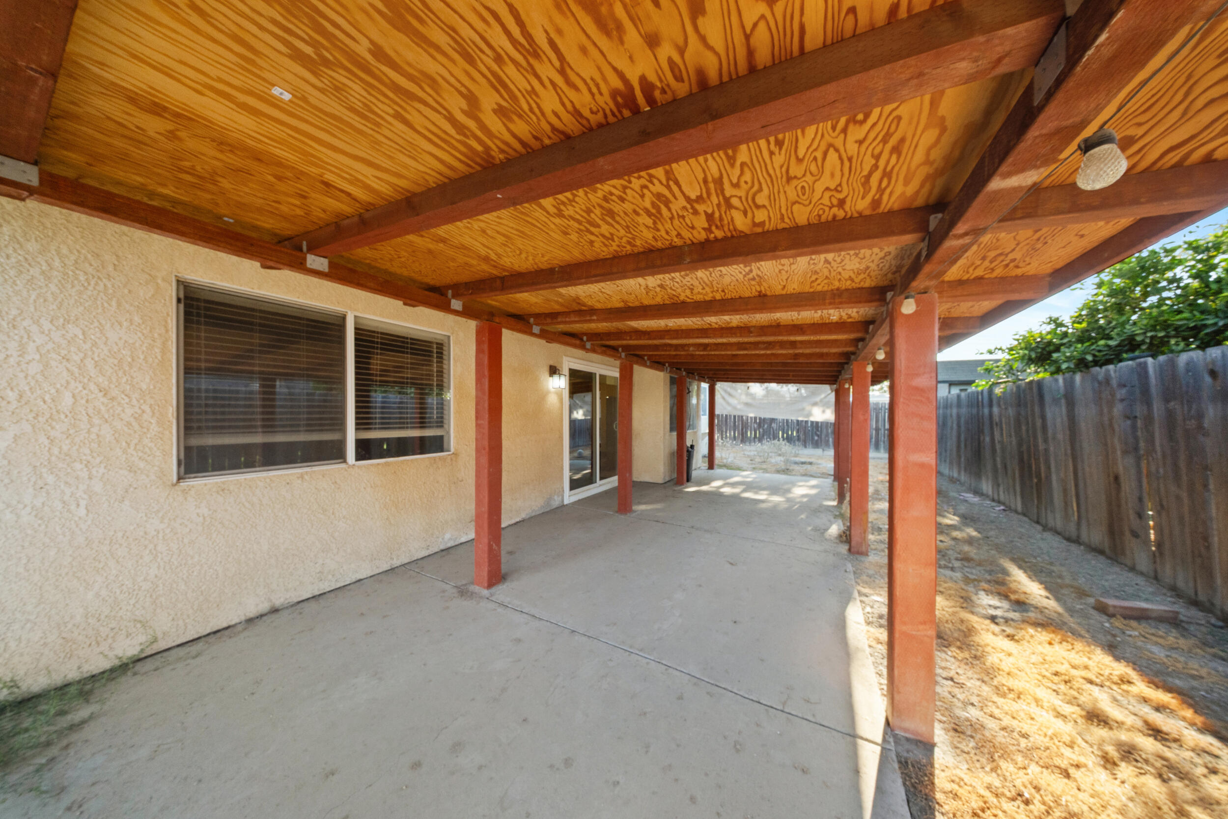 915 Euclid Dr, Hanford, CA 93230