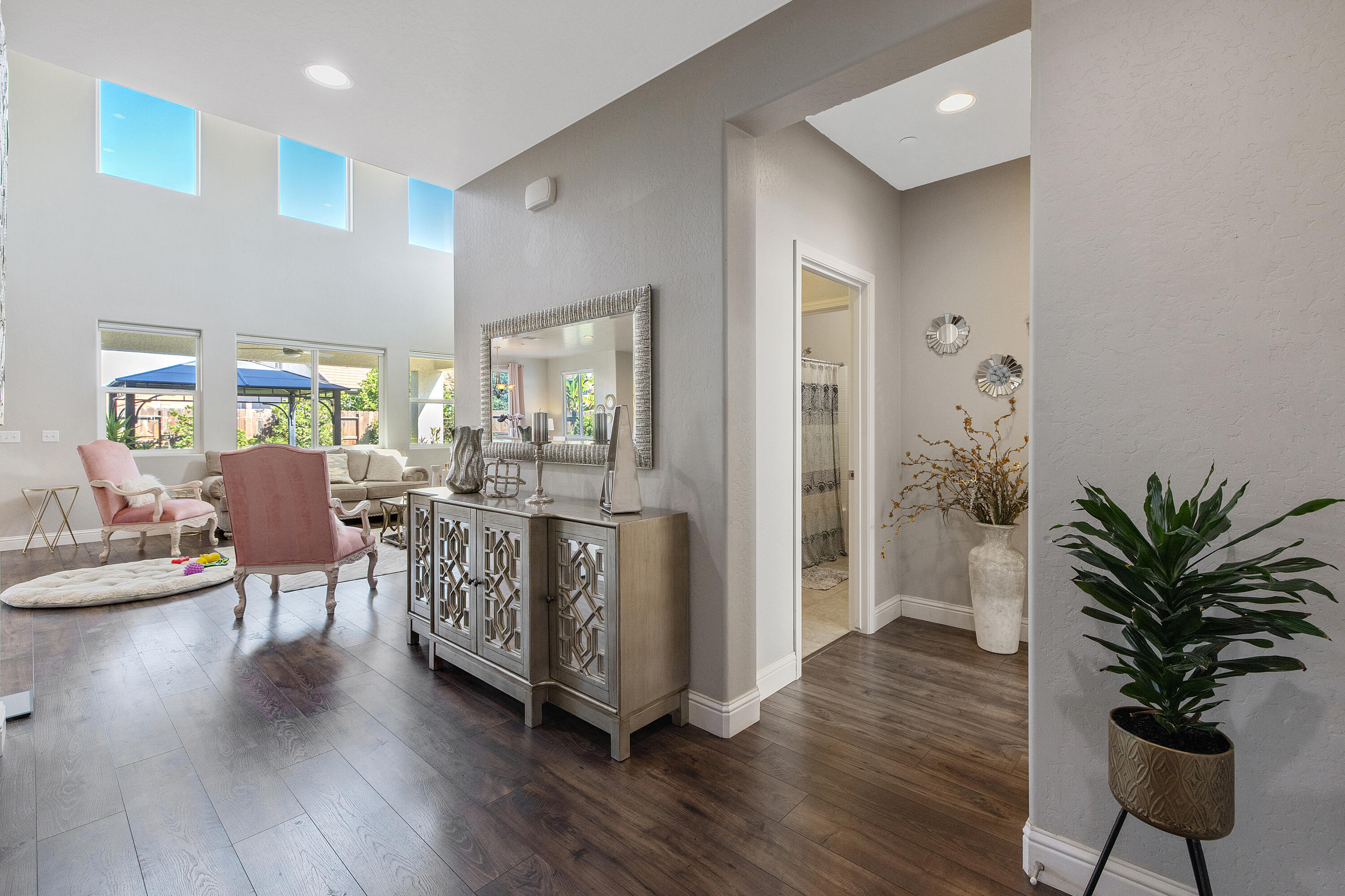 1118 N Vickie Ct, Visalia, CA 93291