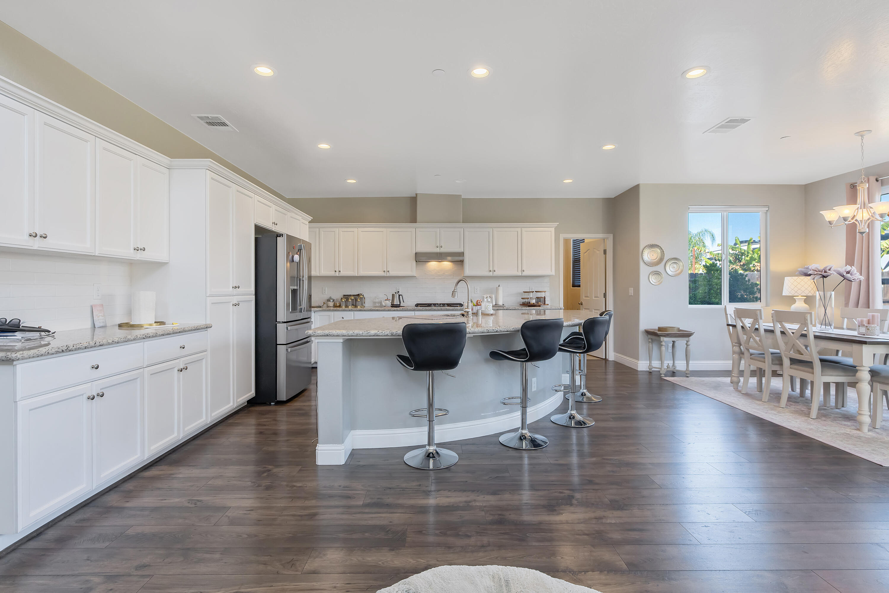 1118 N Vickie Ct, Visalia, CA 93291