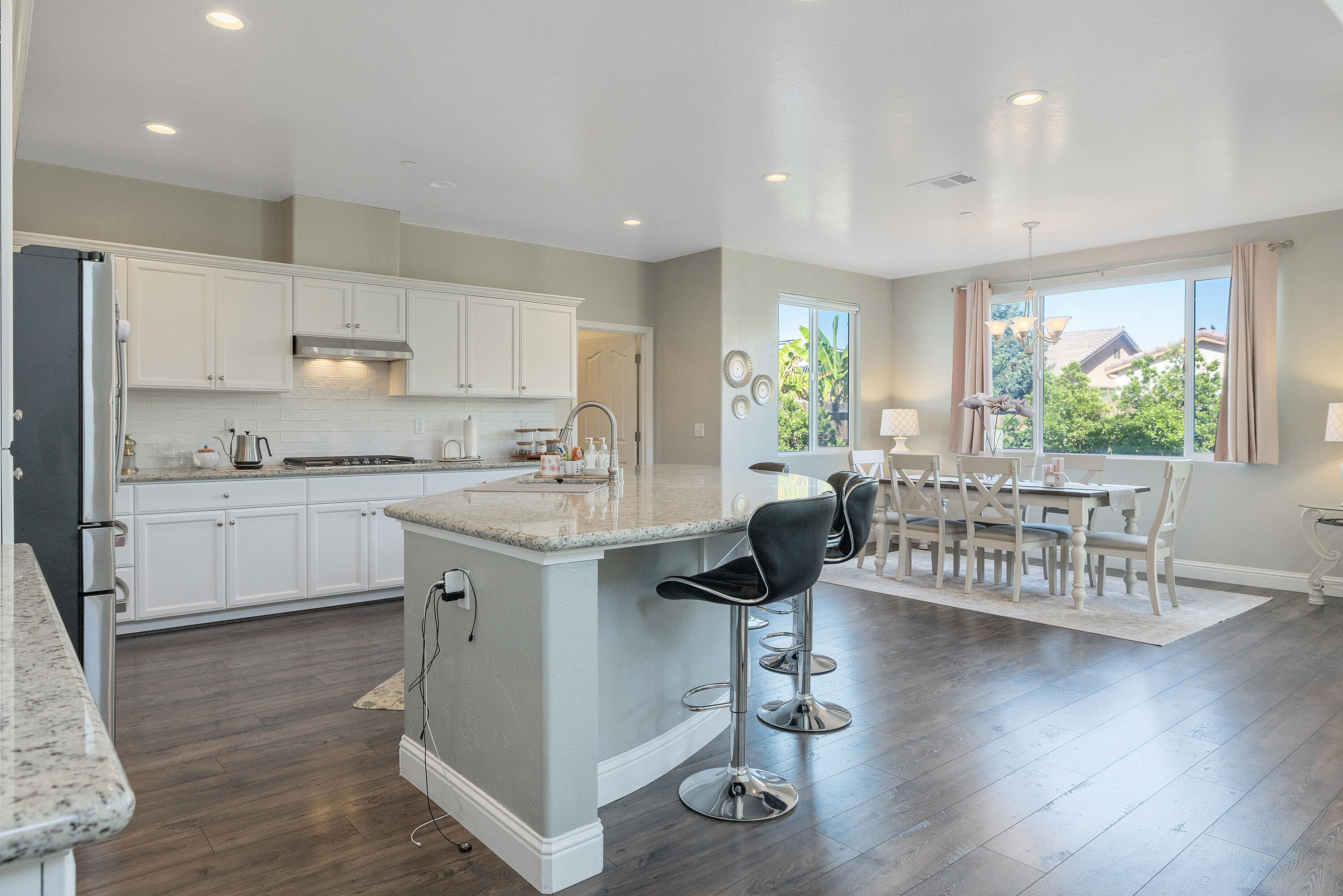 1118 N Vickie Ct, Visalia, CA 93291