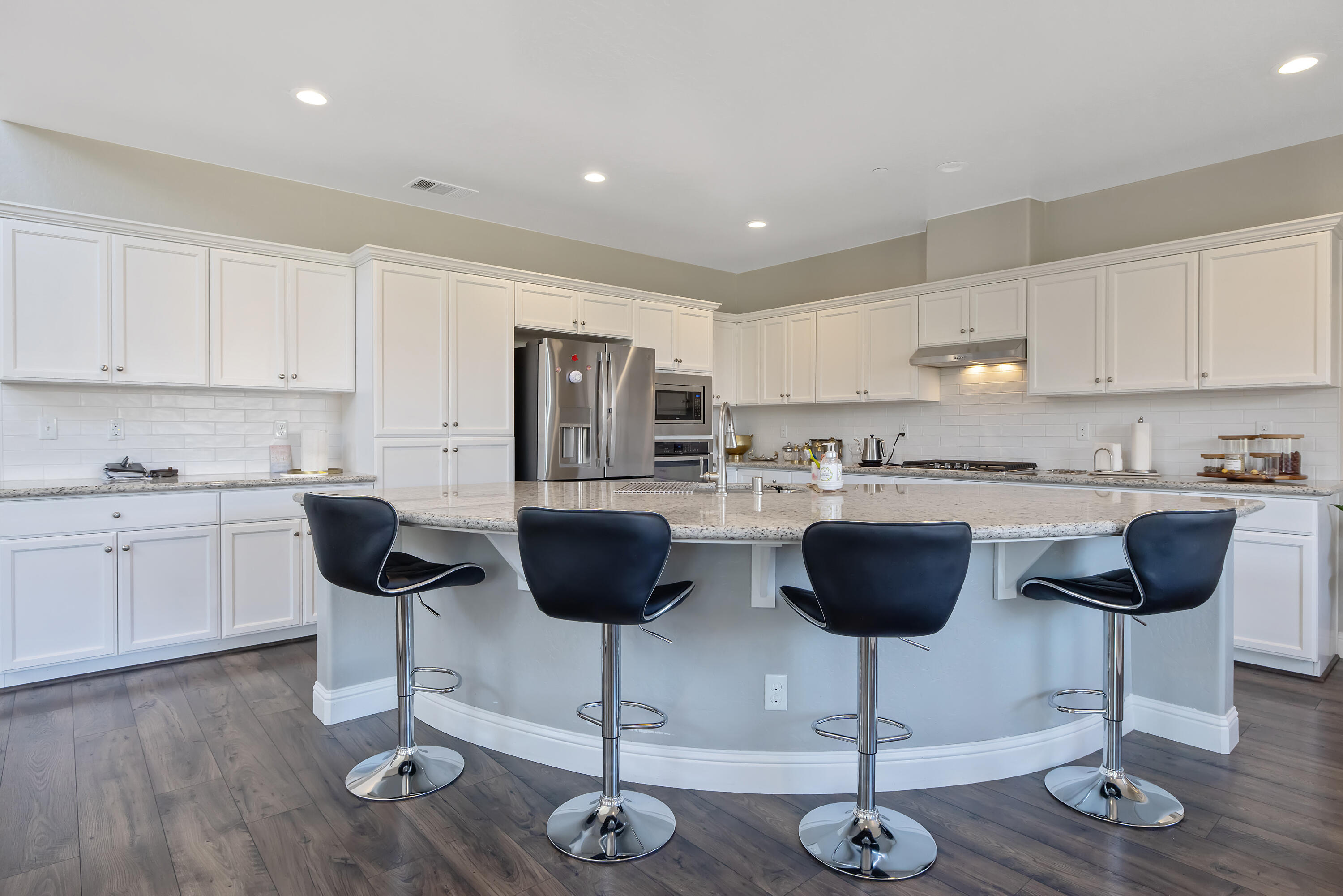 1118 N Vickie Ct, Visalia, CA 93291