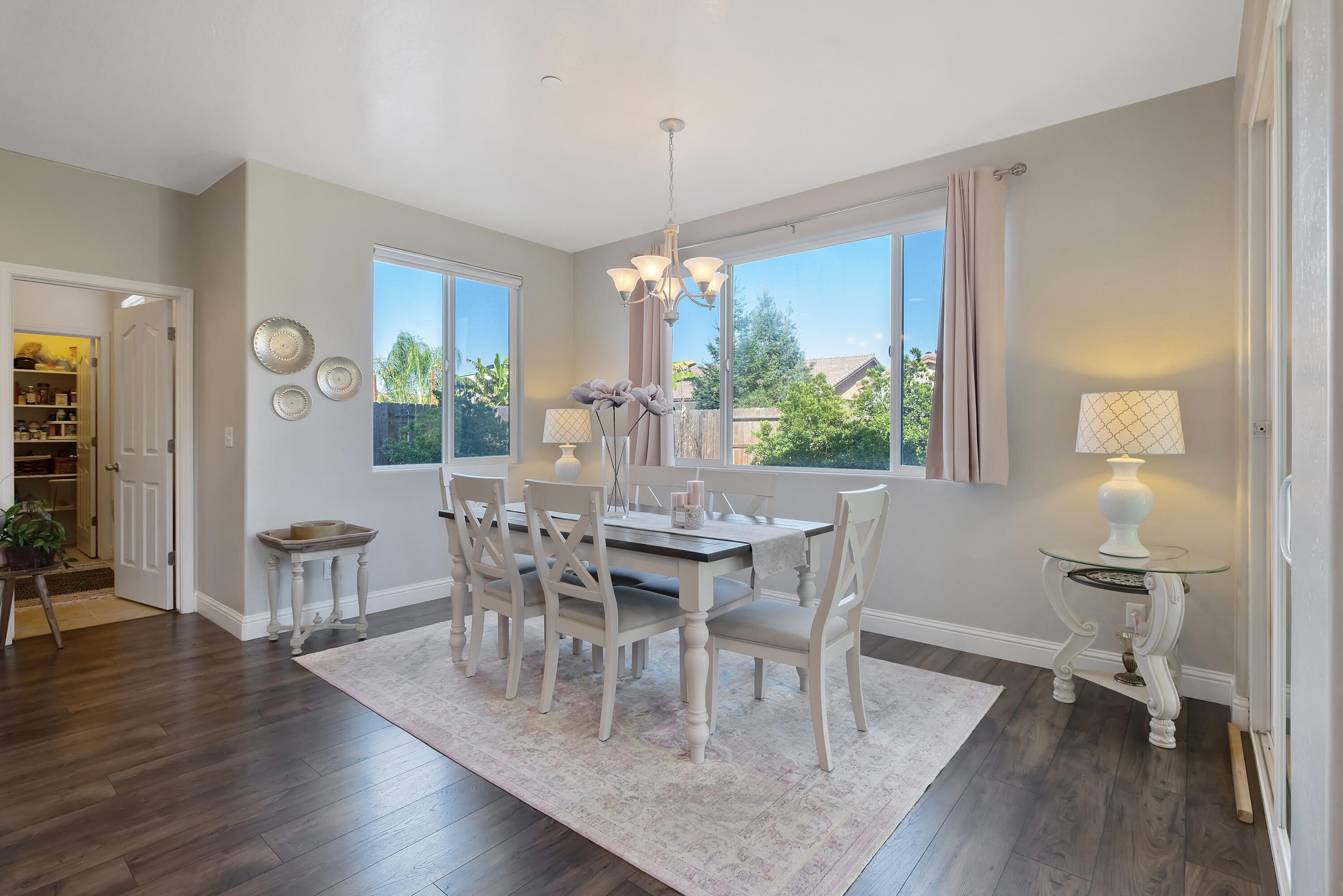 1118 N Vickie Ct, Visalia, CA 93291