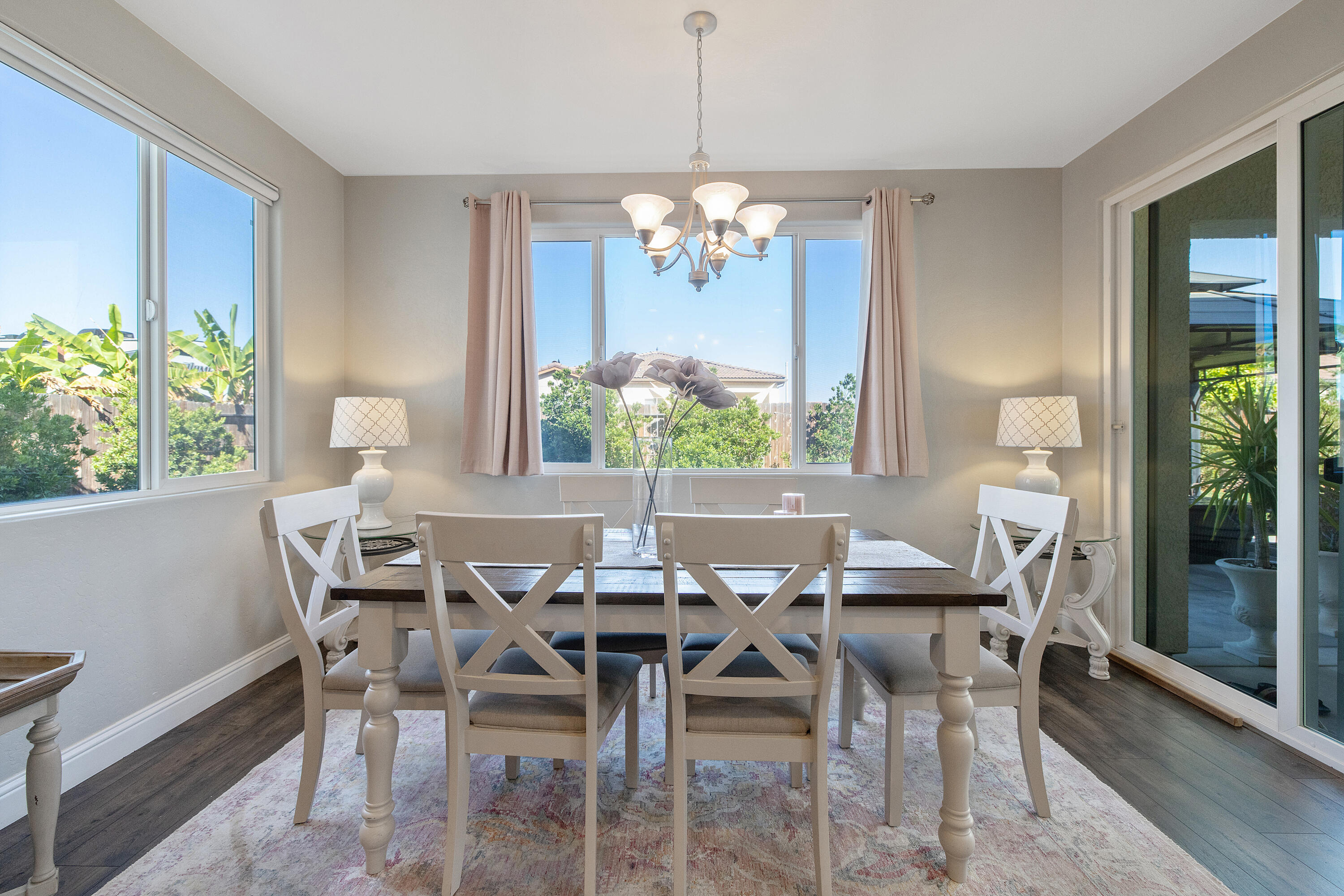 1118 N Vickie Ct, Visalia, CA 93291