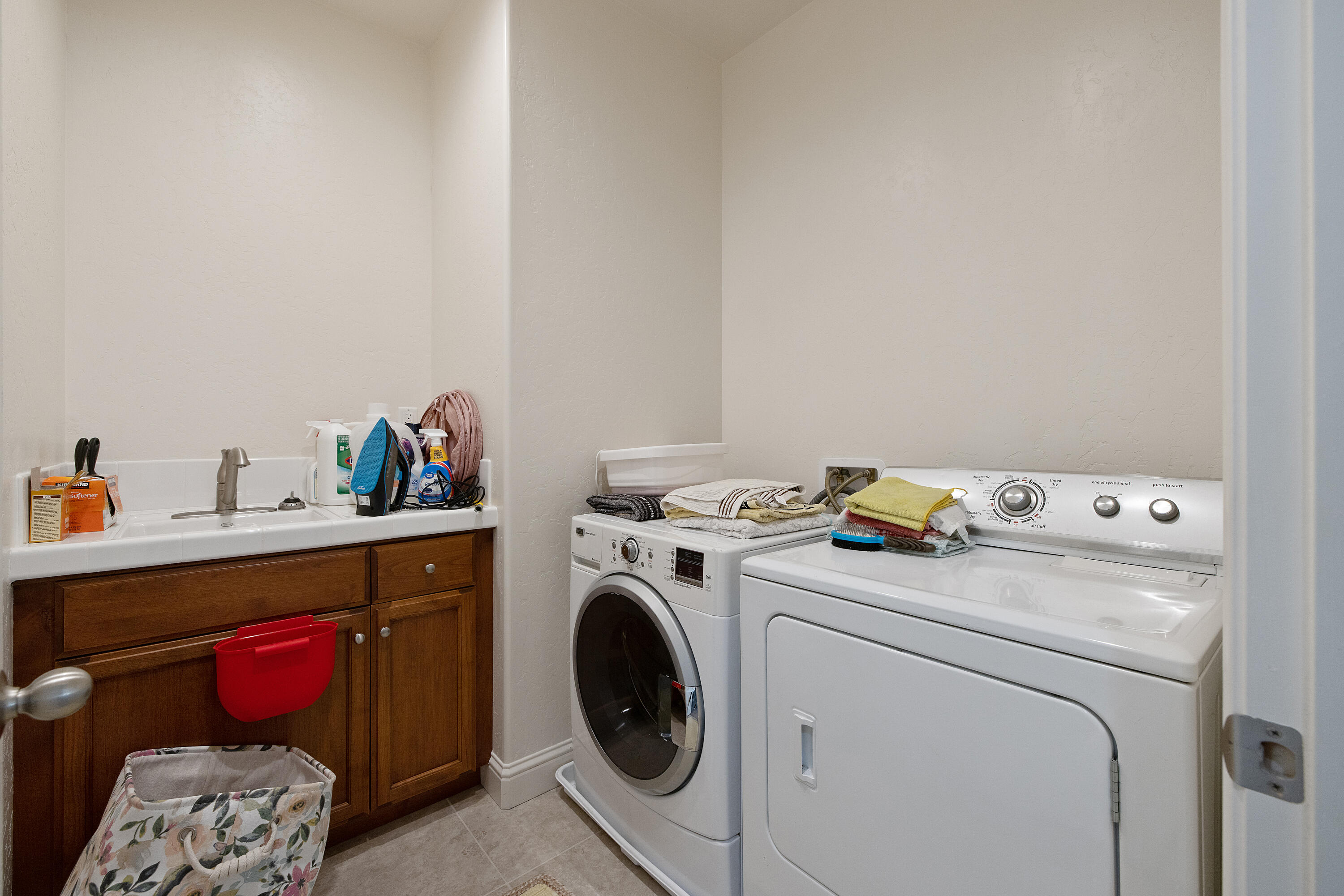 1118 N Vickie Ct, Visalia, CA 93291