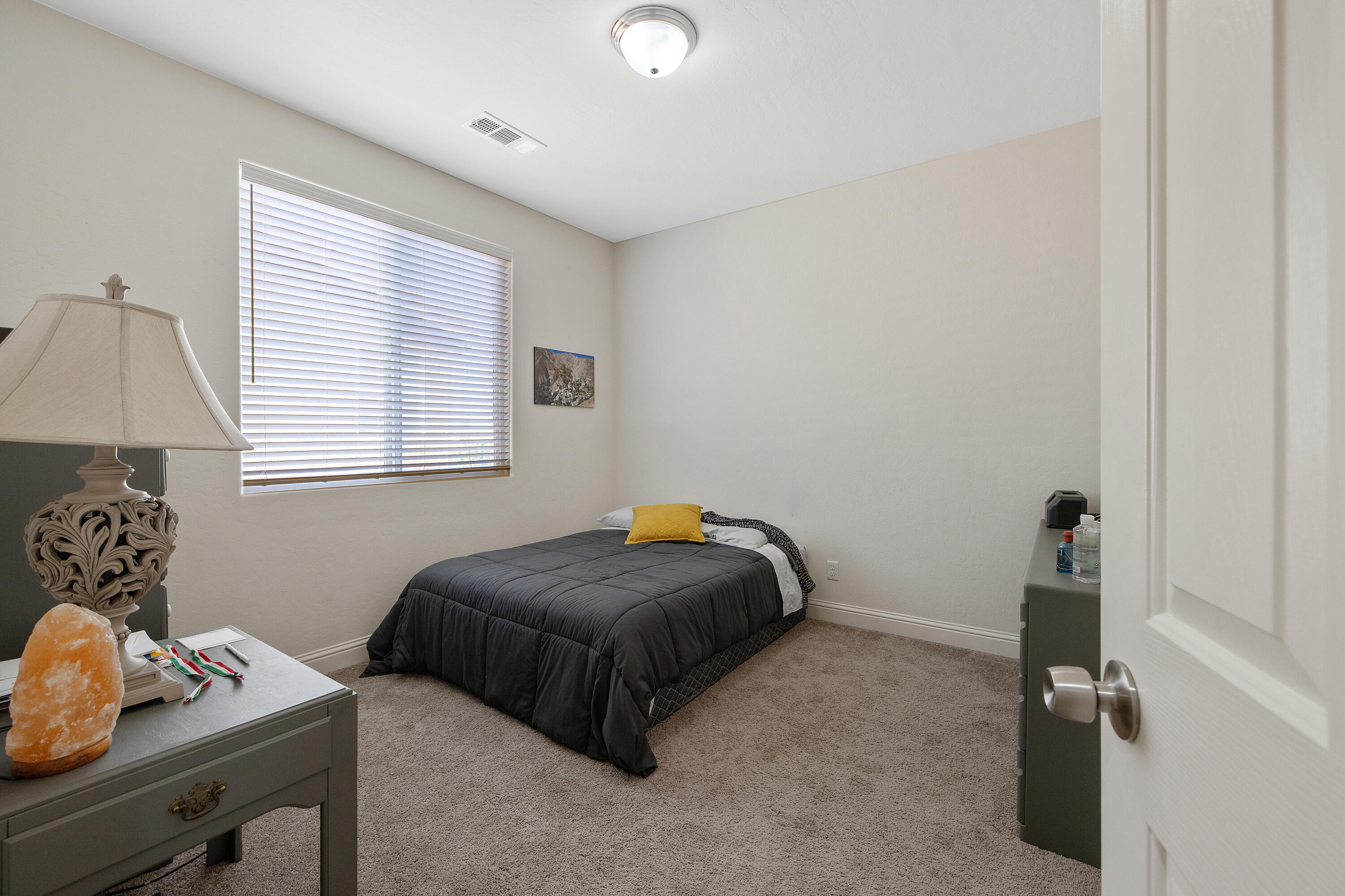 1118 N Vickie Ct, Visalia, CA 93291