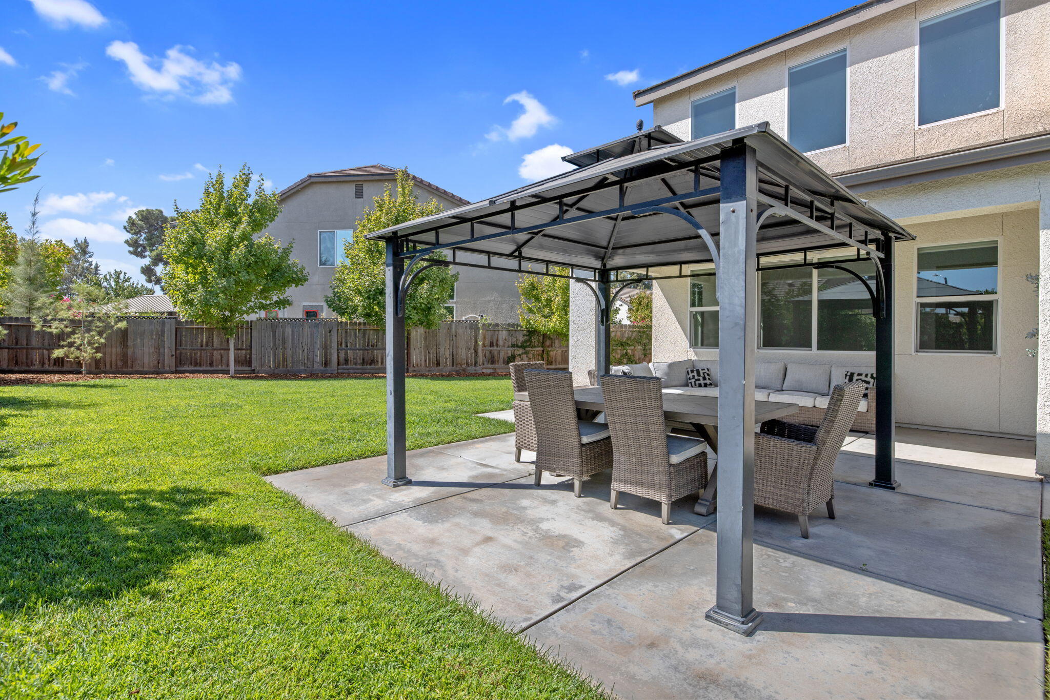 1118 N Vickie Ct, Visalia, CA 93291