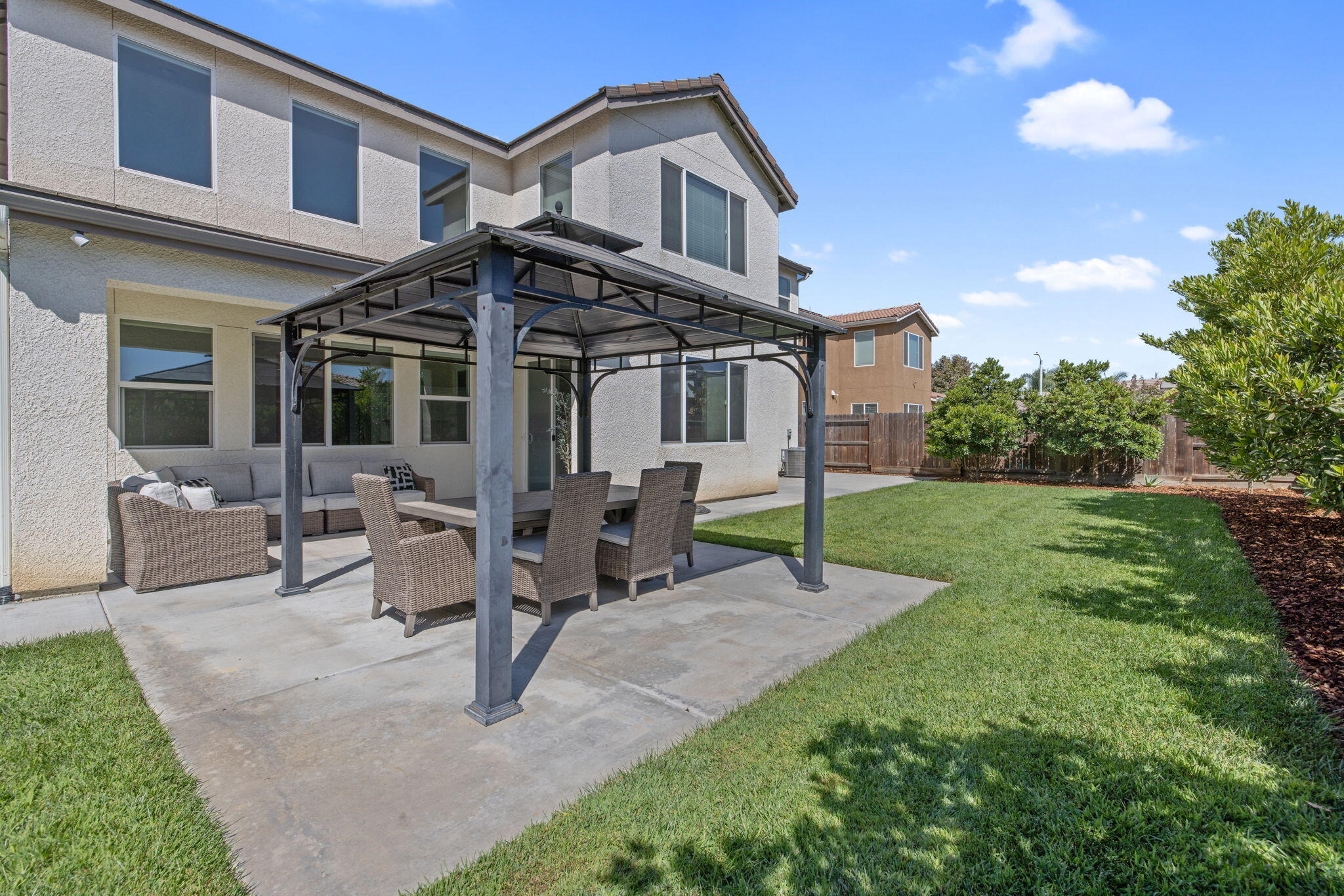 1118 N Vickie Ct, Visalia, CA 93291
