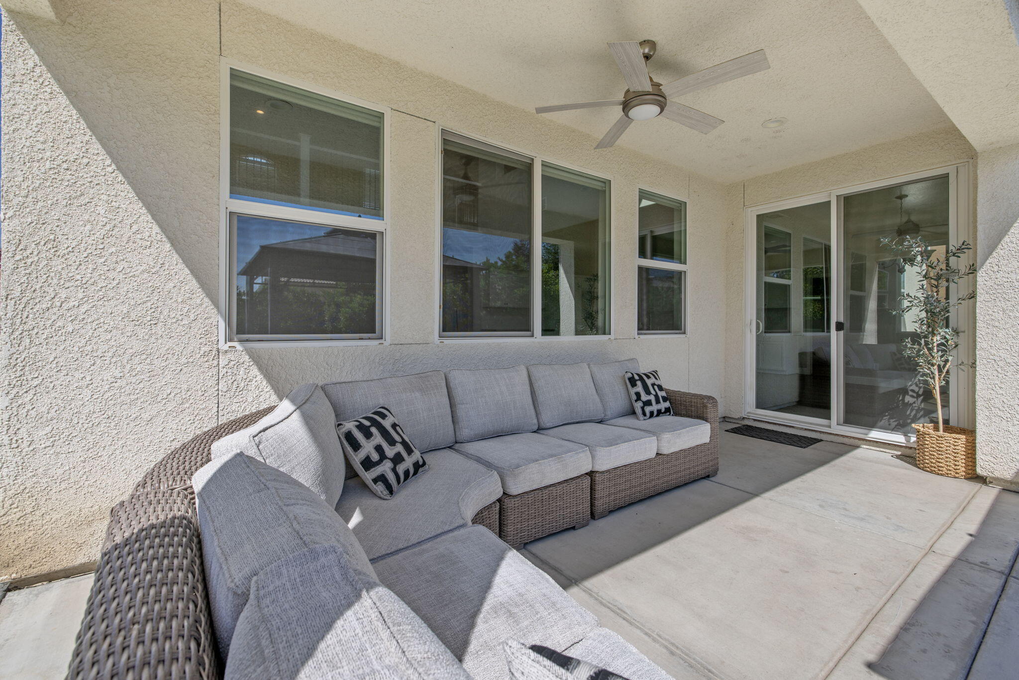 1118 N Vickie Ct, Visalia, CA 93291