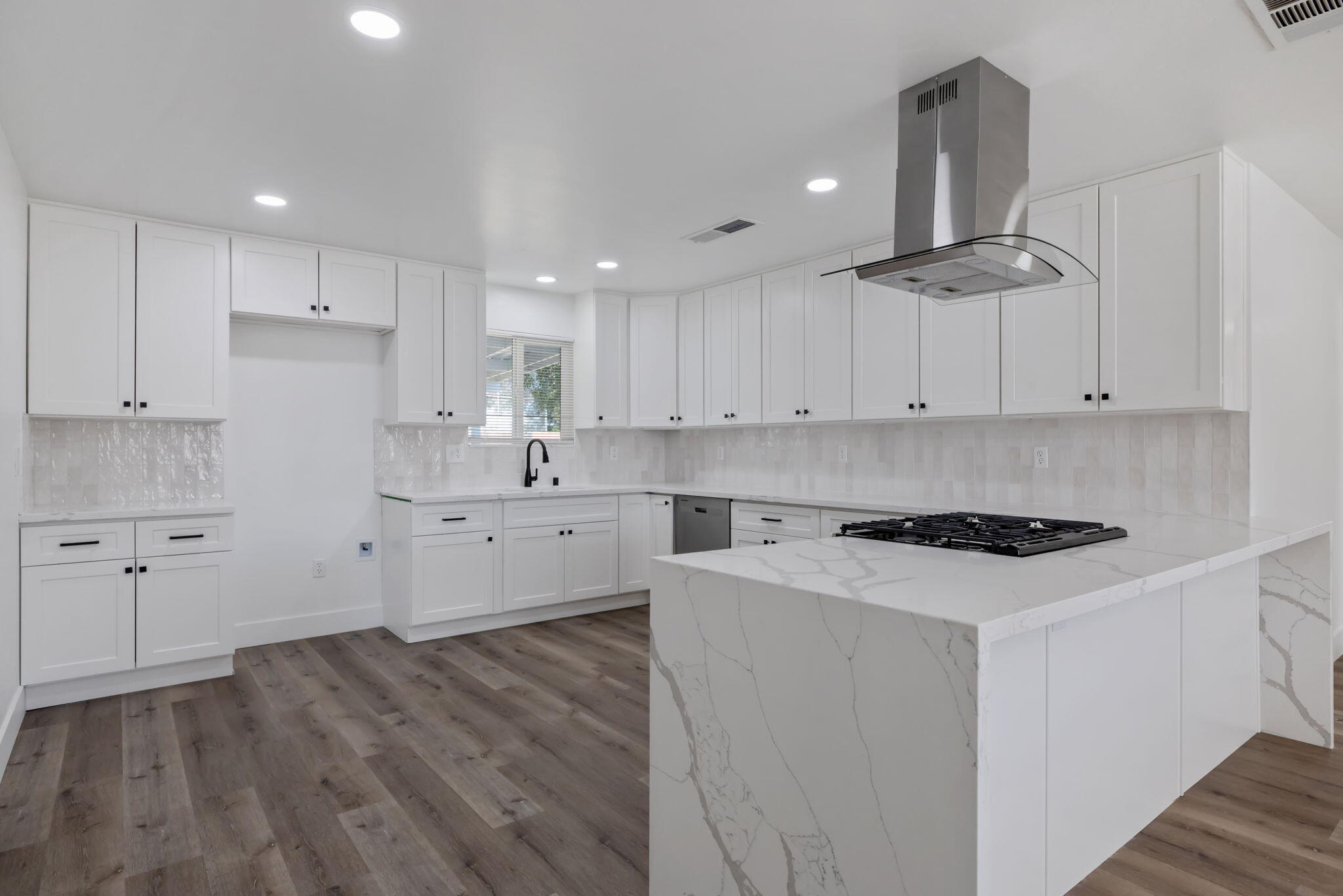 1146 Lassen Dr, Hanford, CA 93230