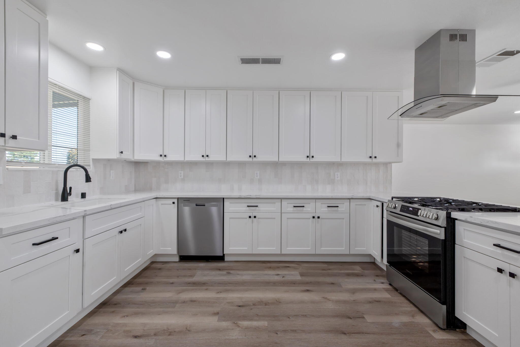 1146 Lassen Dr, Hanford, CA 93230