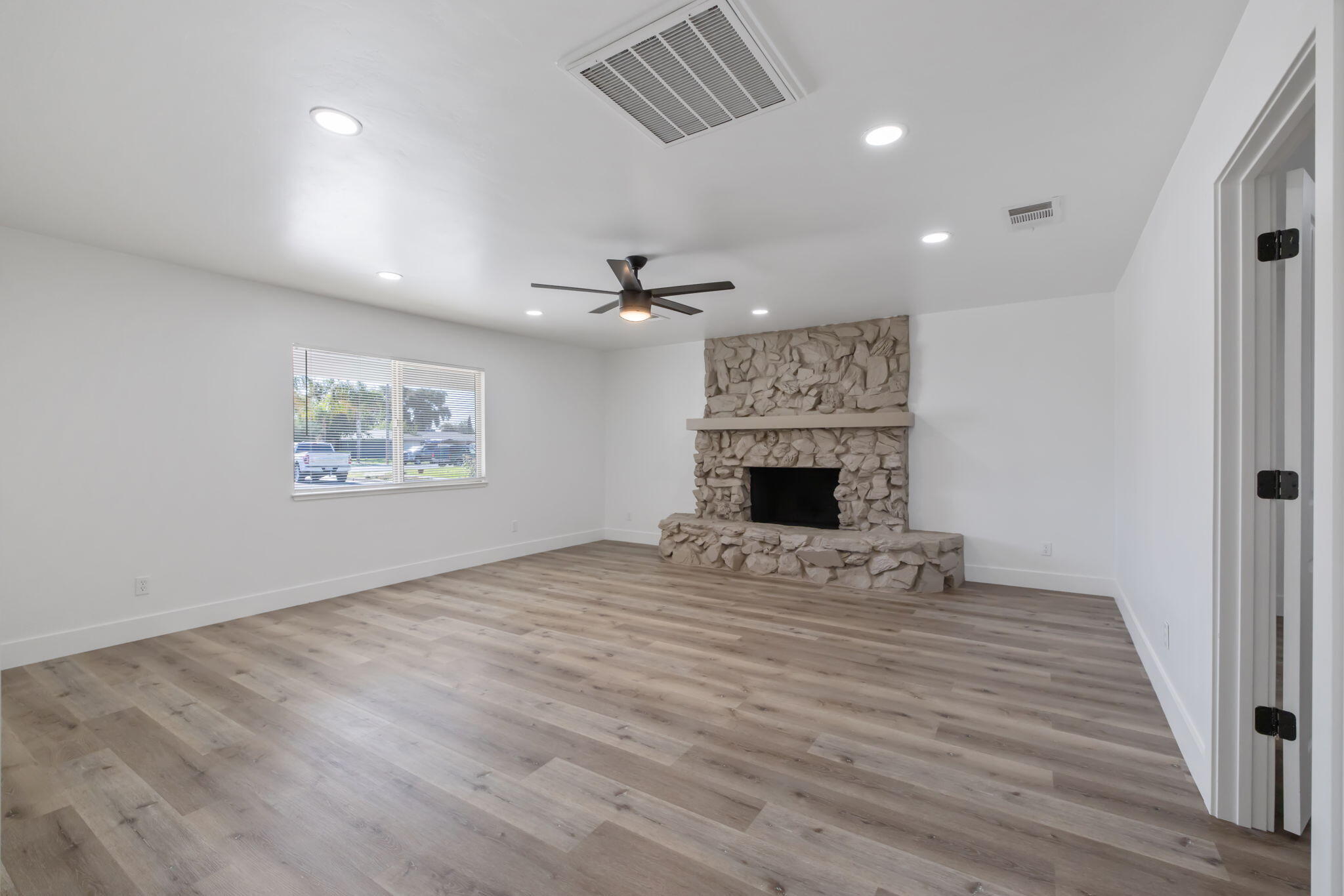 1146 Lassen Dr, Hanford, CA 93230
