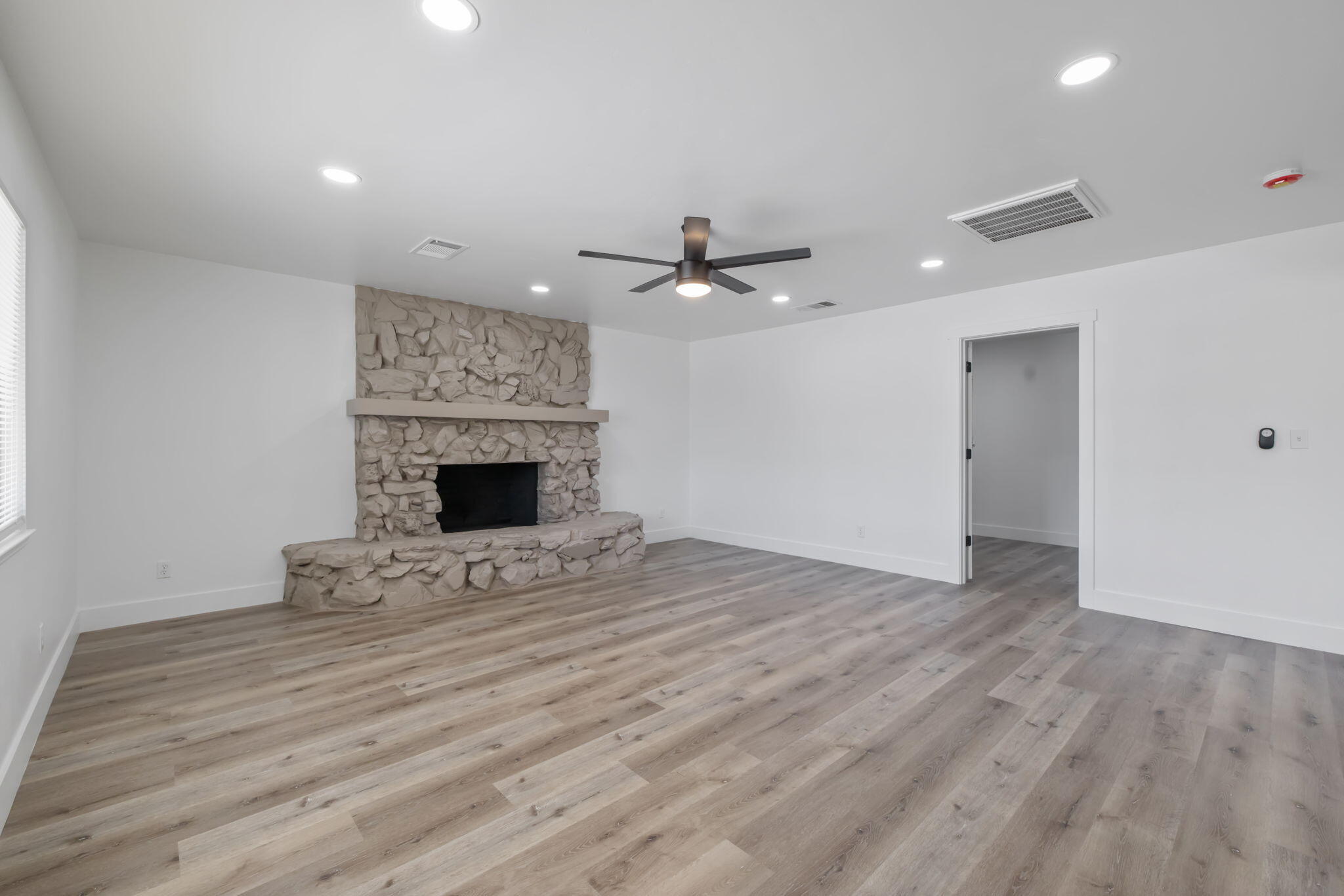 1146 Lassen Dr, Hanford, CA 93230