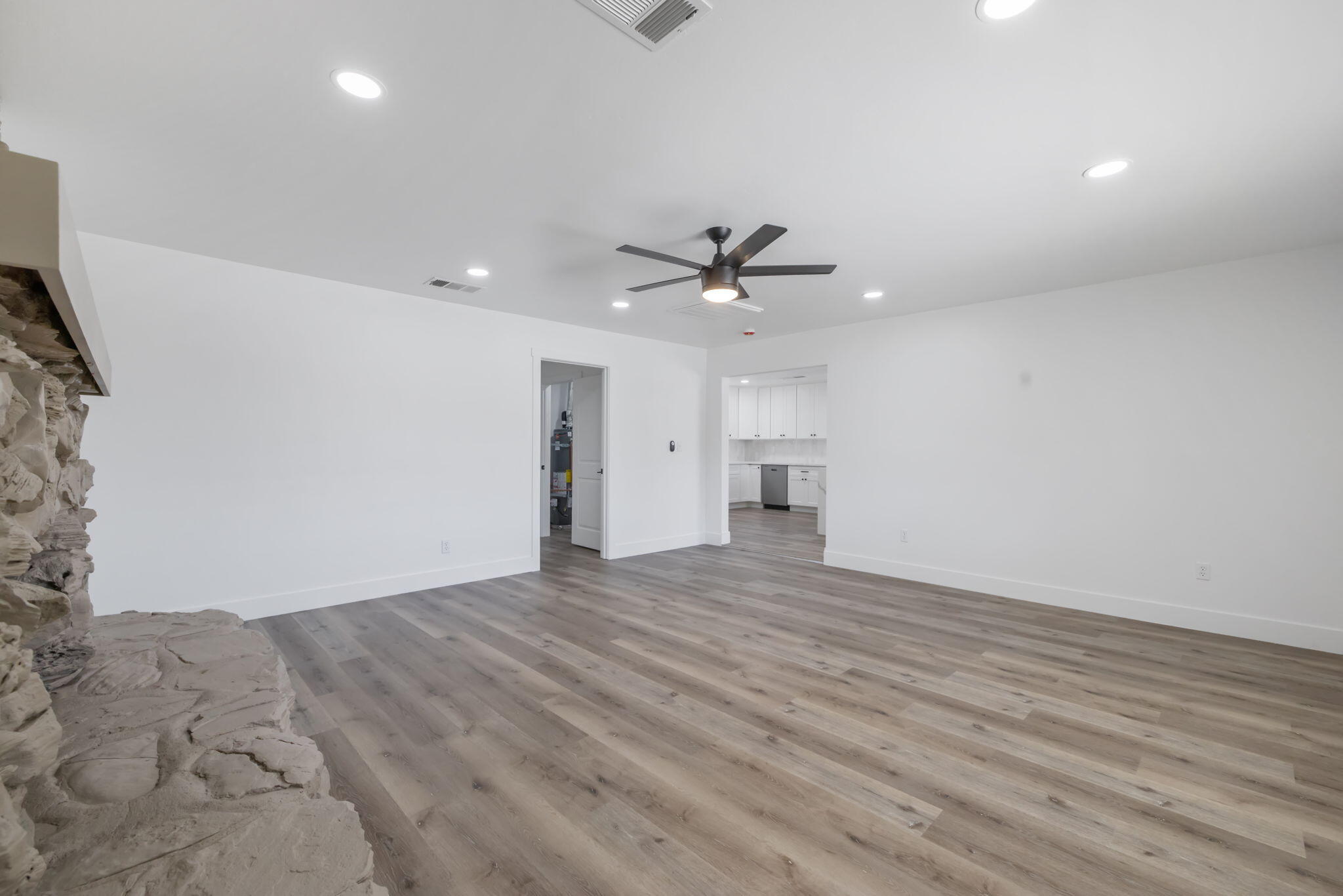 1146 Lassen Dr, Hanford, CA 93230