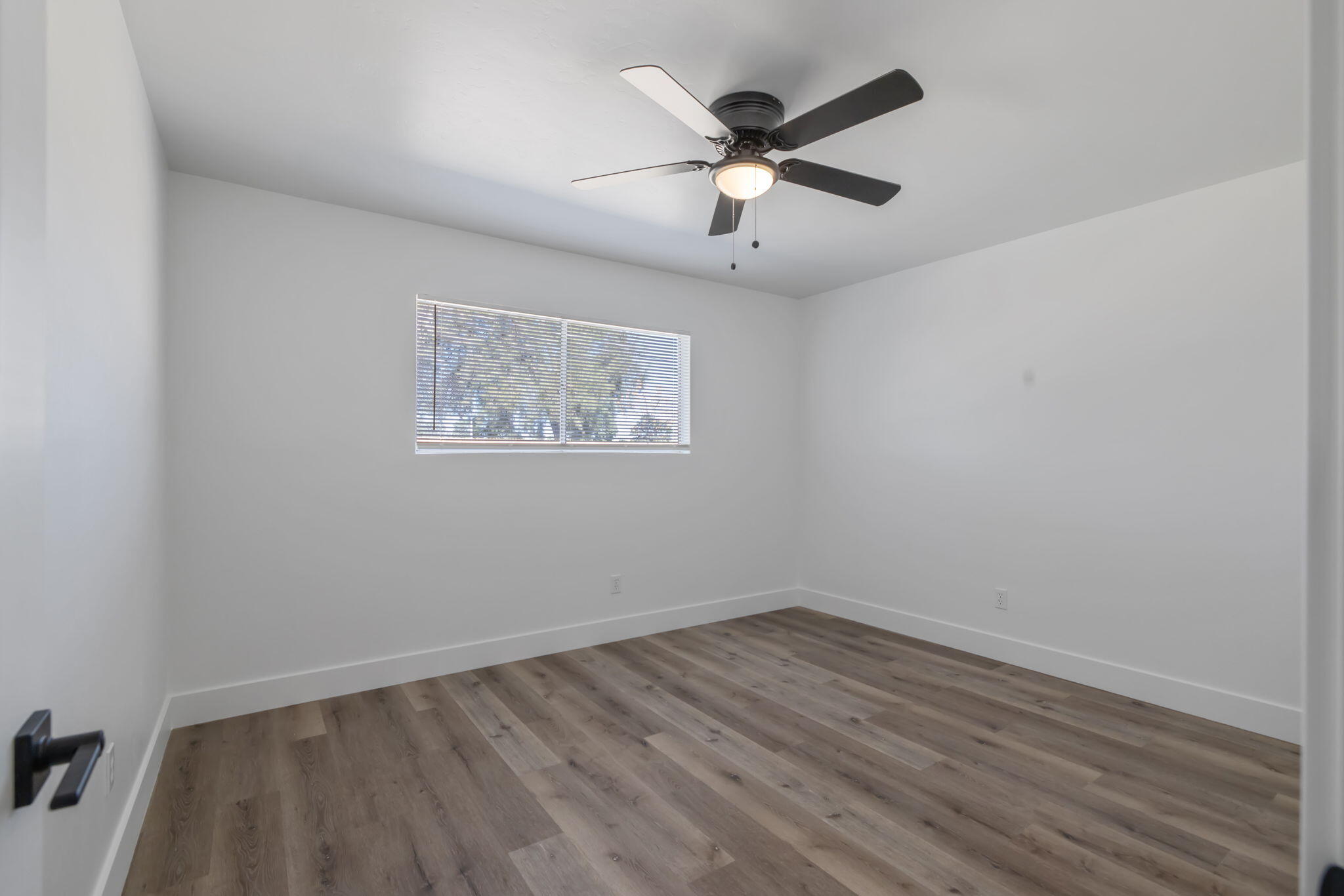 1146 Lassen Dr, Hanford, CA 93230