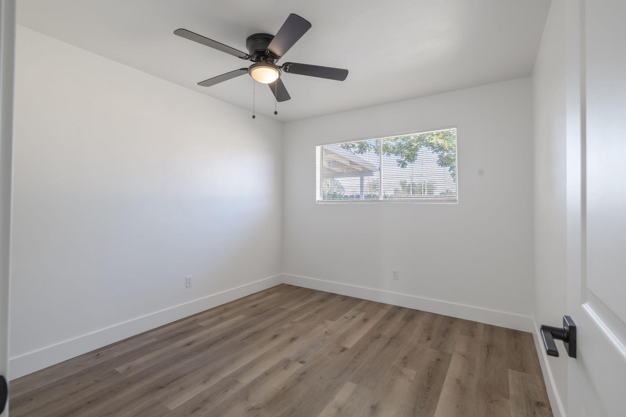 1146 Lassen Dr, Hanford, CA 93230