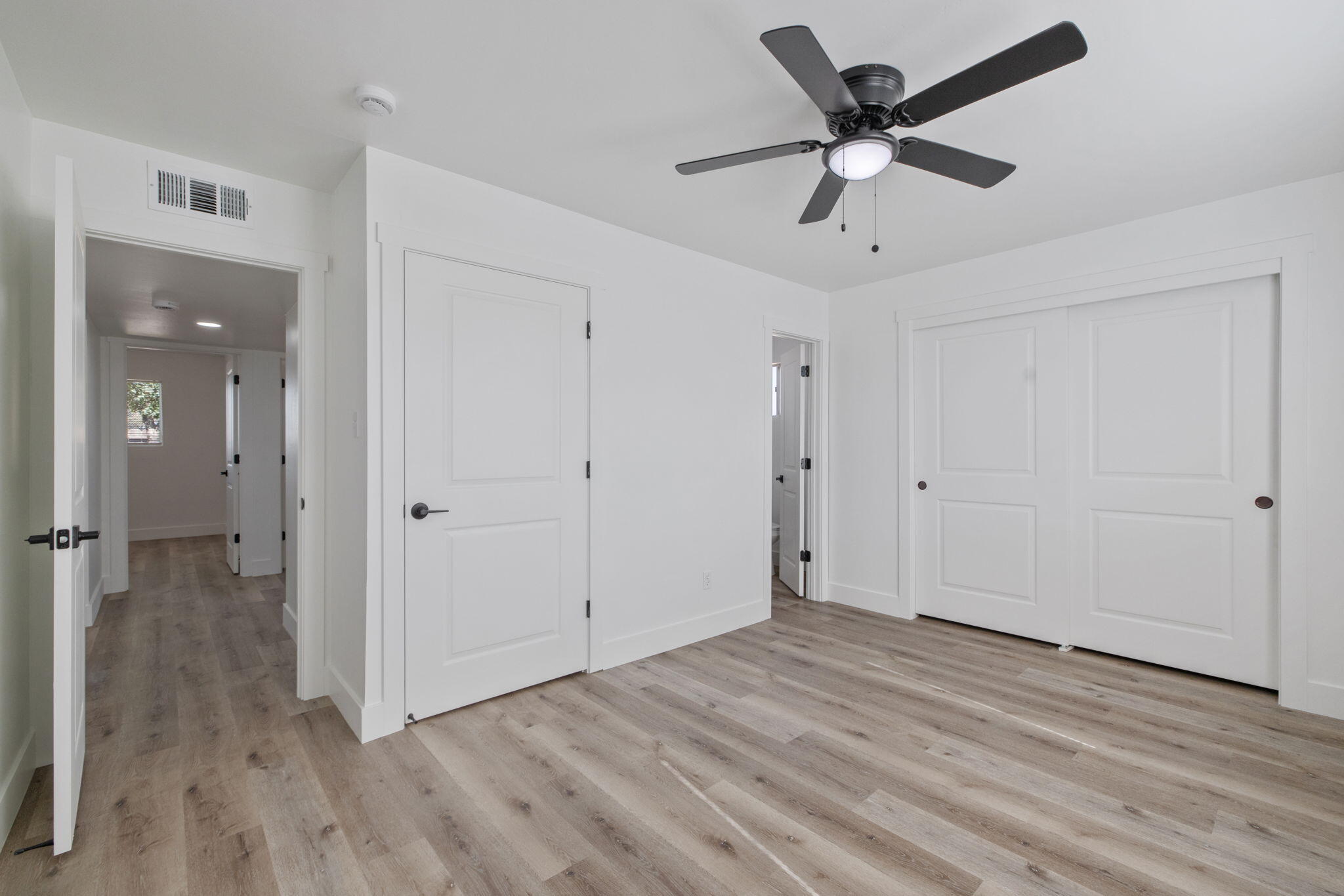 1146 Lassen Dr, Hanford, CA 93230