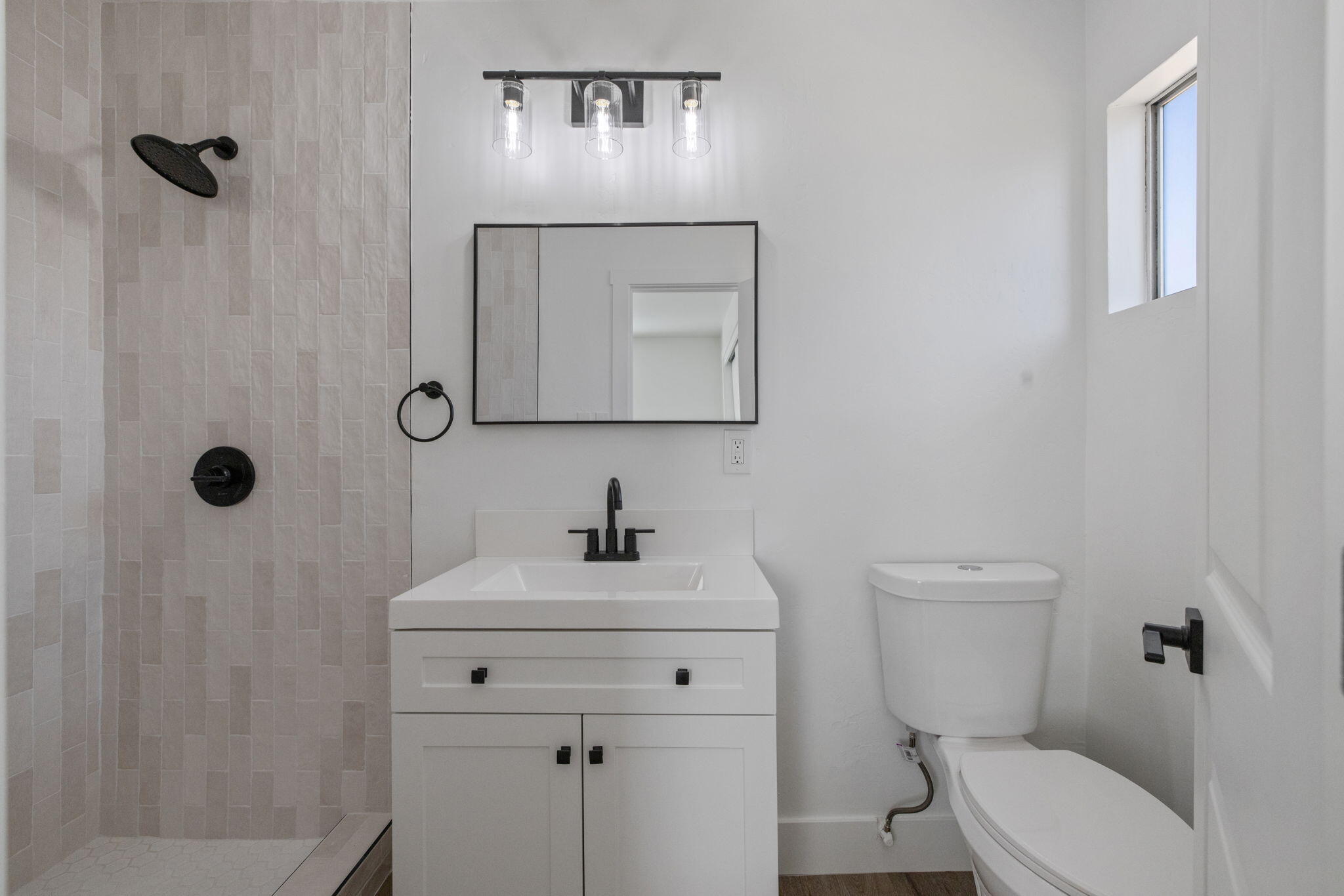 1146 Lassen Dr, Hanford, CA 93230