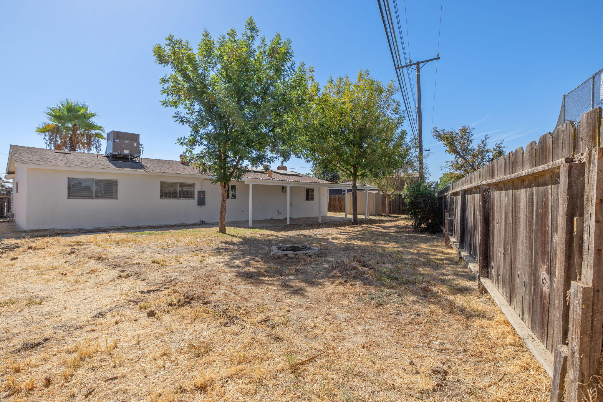 1146 Lassen Dr, Hanford, CA 93230