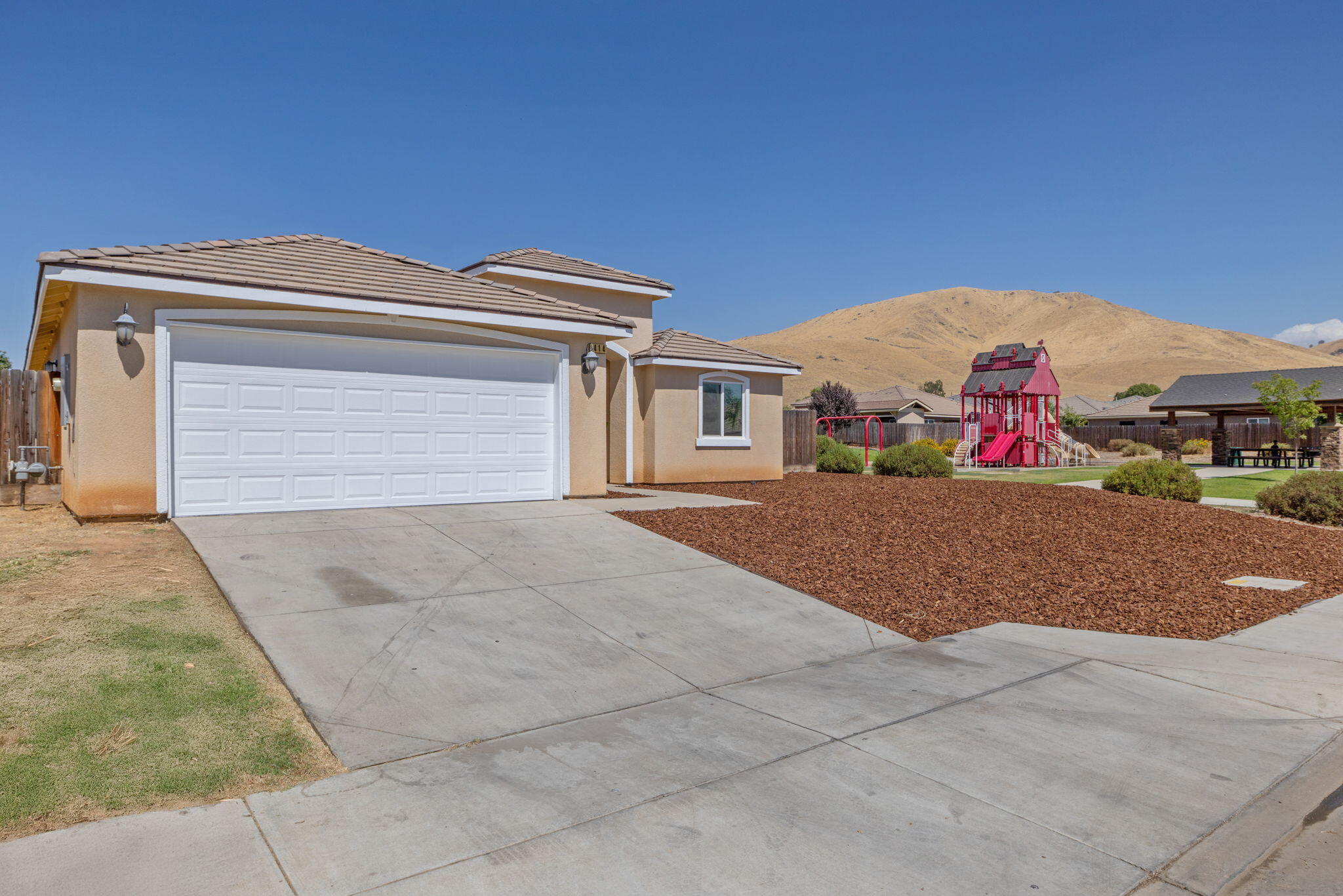 414 Summit Ave, Woodlake, CA 93286