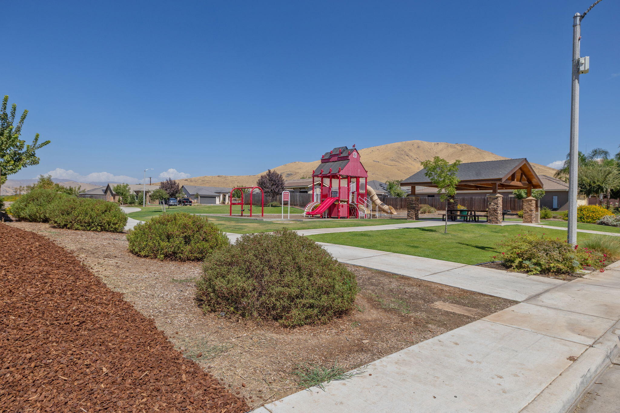 414 Summit Ave, Woodlake, CA 93286