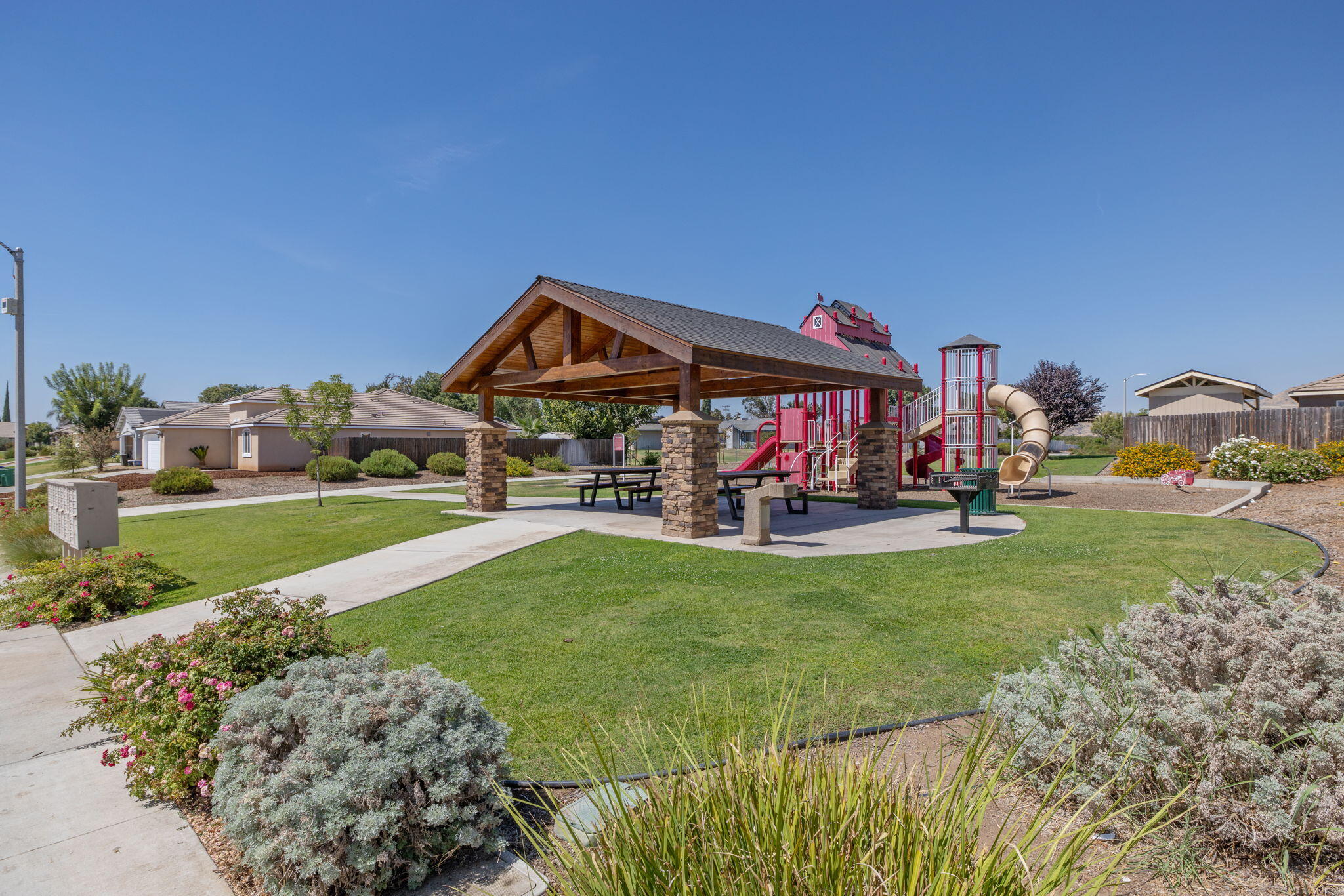 414 Summit Ave, Woodlake, CA 93286