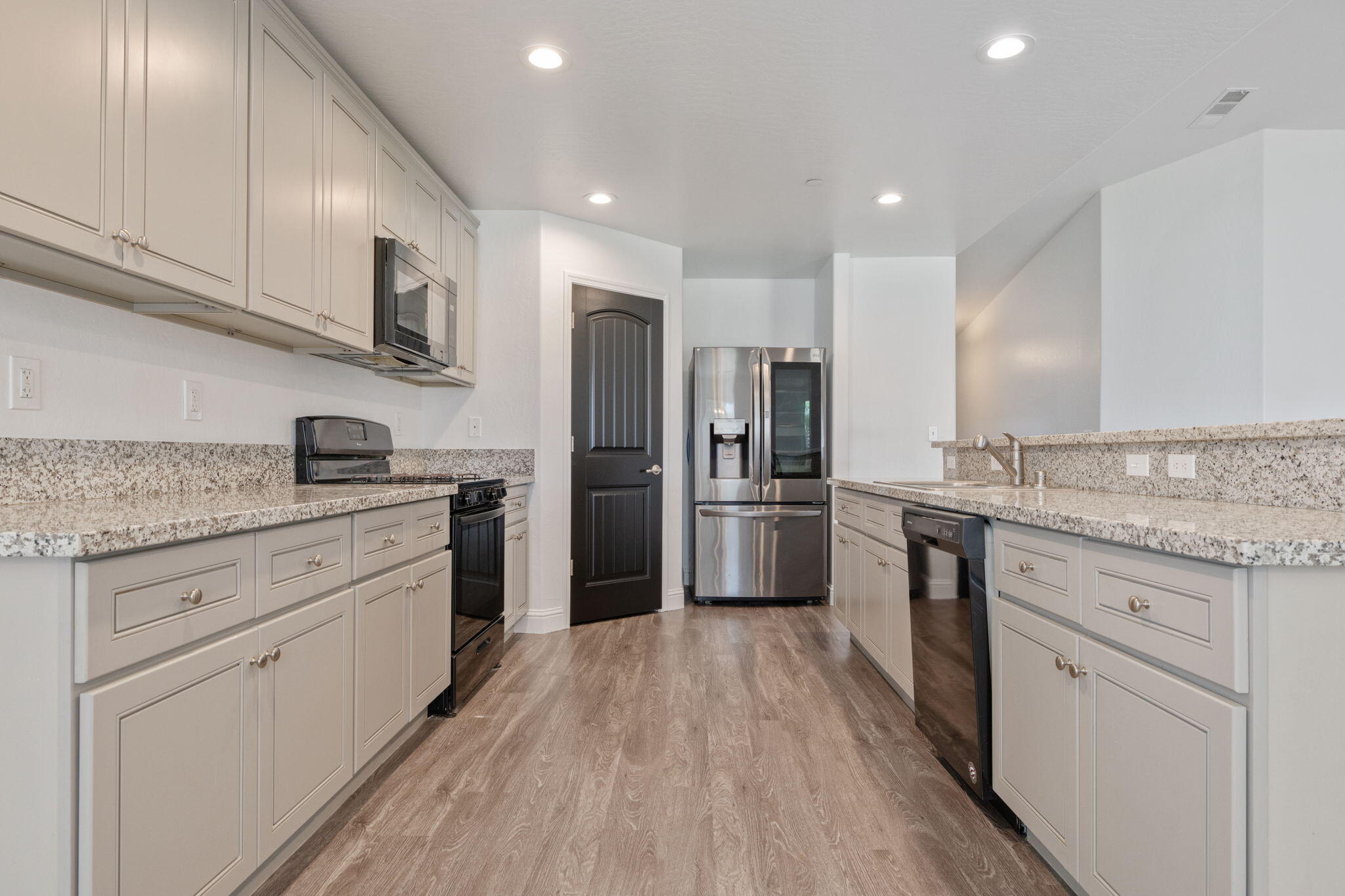 414 Summit Ave, Woodlake, CA 93286