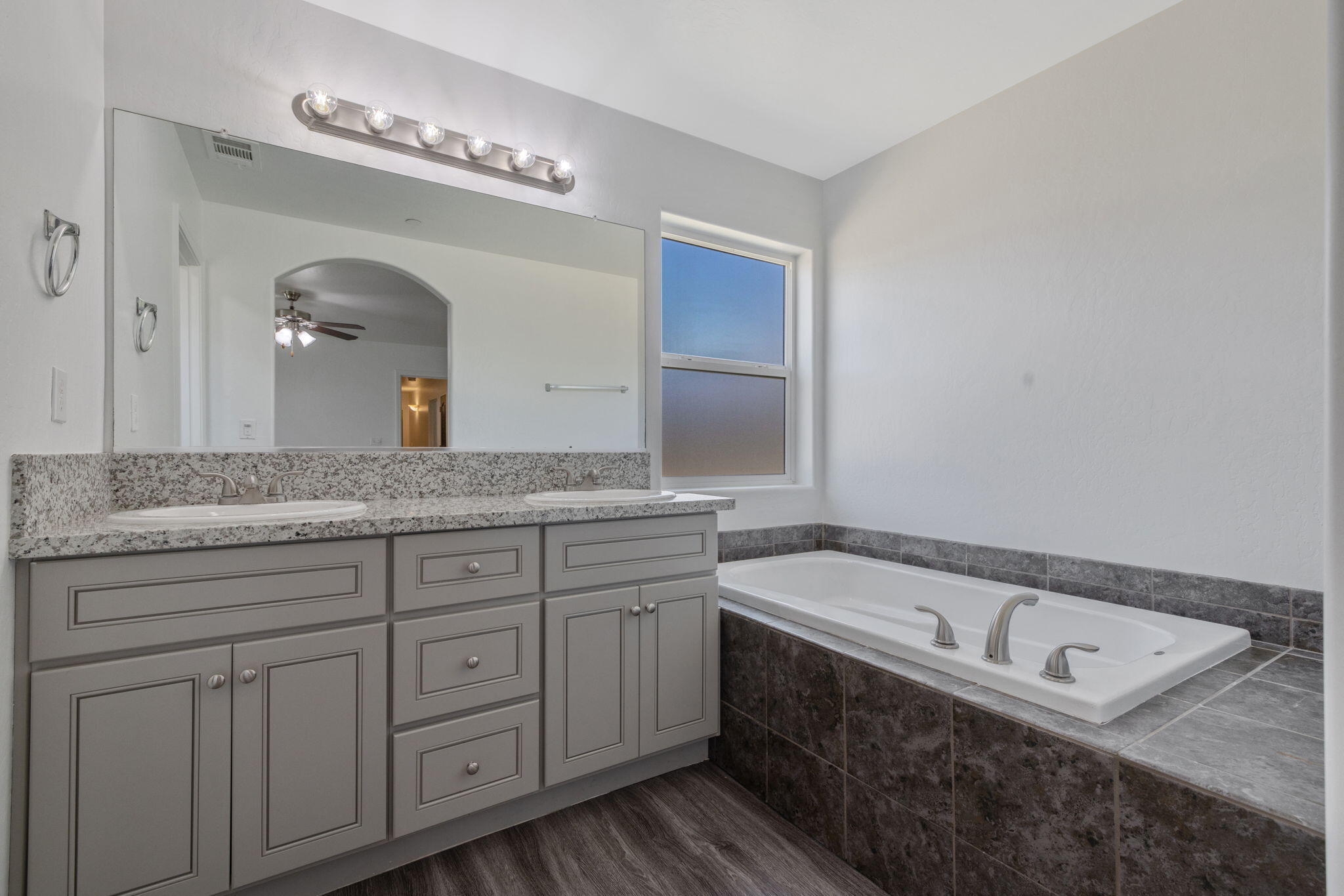 414 Summit Ave, Woodlake, CA 93286
