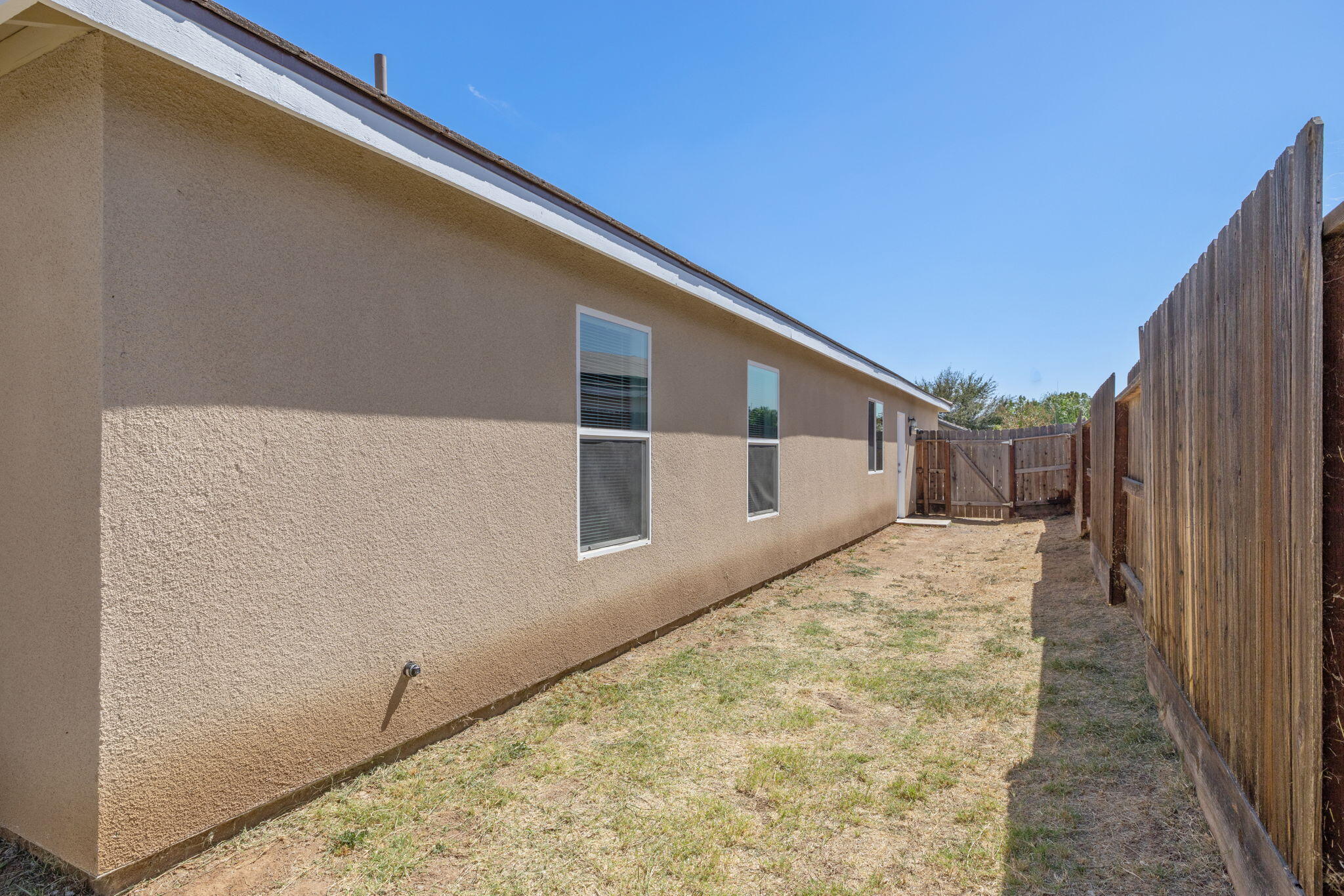 414 Summit Ave, Woodlake, CA 93286